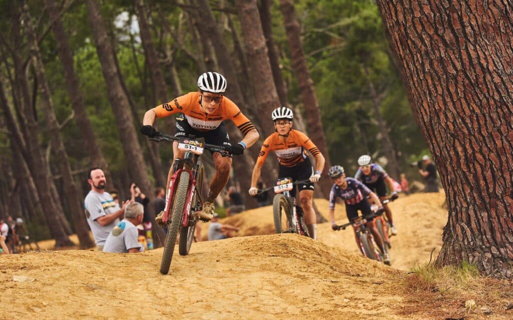 Absa Cape Epic 2025 #6: de klassementsleiders delen een nieuwe tik uit