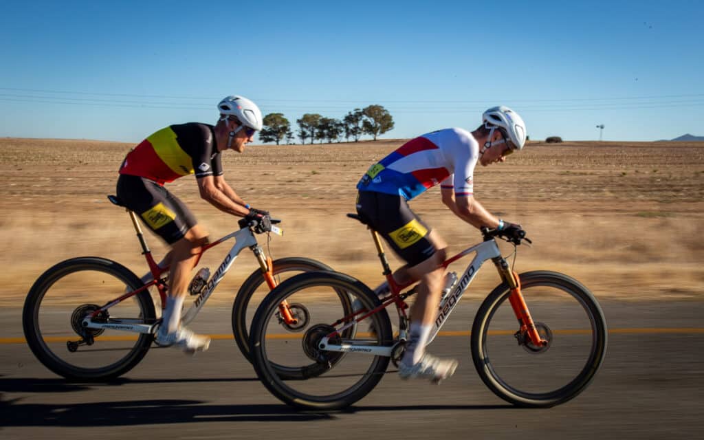Absa Cape Epic 2025 #3: Belgisch-Tsjechisch feestje in de tijdrit