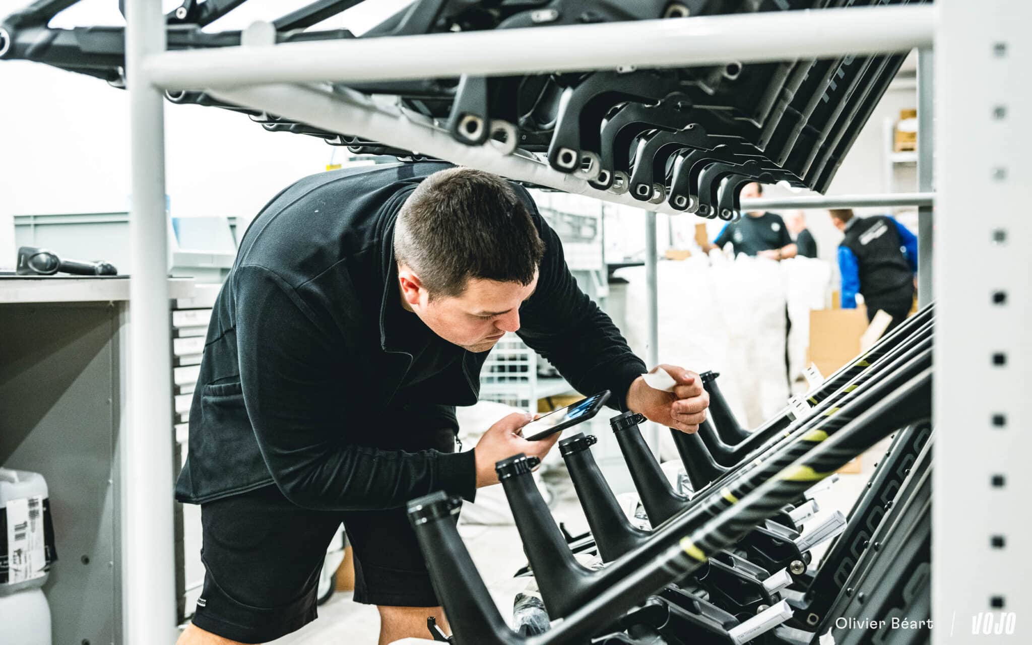 https://www.vojomag.nl/app/uploads/2025/04/Mondraker Visit Espagne HQ Valence assemblage production - Copyright Olivier Beart Vojo Magazine 10 2048x1280.jpg
