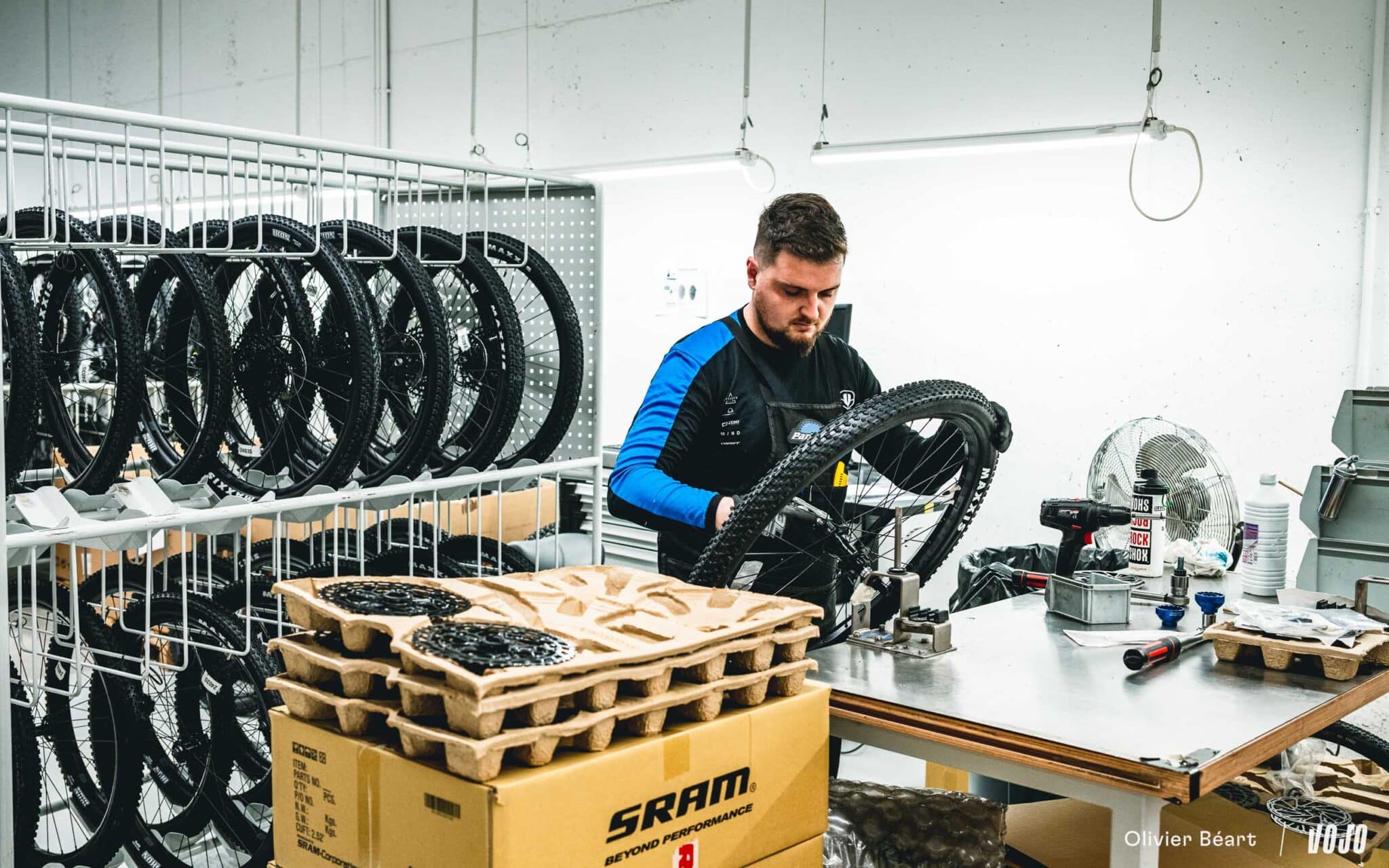 https://www.vojomag.nl/app/uploads/2025/04/Mondraker Visit Espagne HQ Valence assemblage production - Copyright Olivier Beart Vojo Magazine 24 2048x1280.jpg