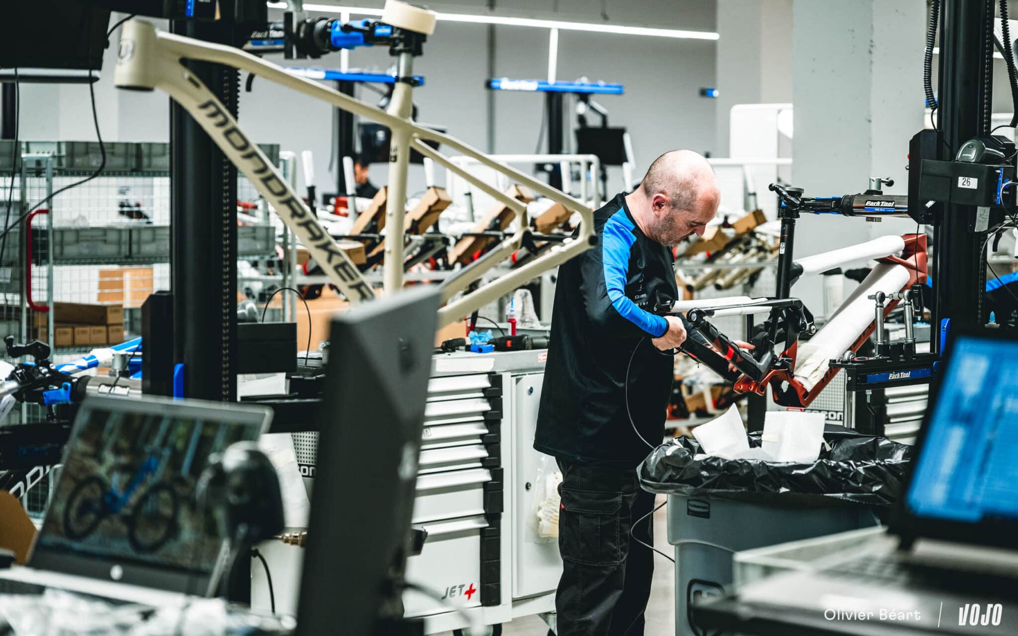 https://www.vojomag.nl/app/uploads/2025/04/Mondraker Visit Espagne HQ Valence assemblage production - Copyright Olivier Beart Vojo Magazine 24 2048x1280.jpg