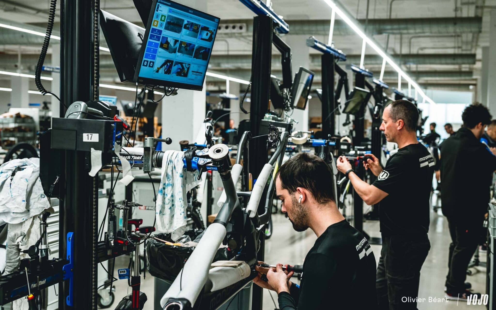 https://www.vojomag.nl/app/uploads/2025/04/Mondraker Visit Espagne HQ Valence assemblage production - Copyright Olivier Beart Vojo Magazine 21 2048x1280.jpg