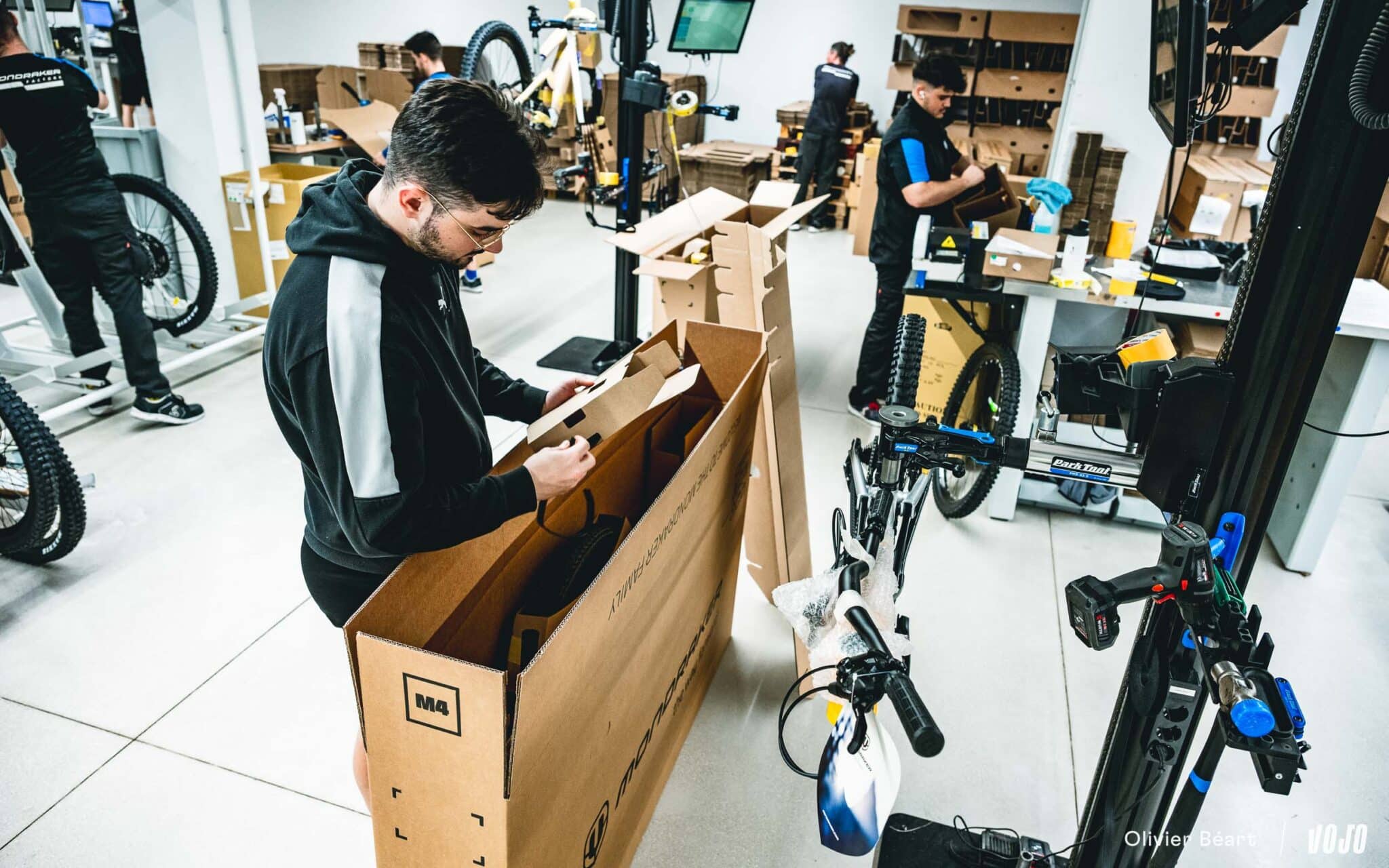 https://www.vojomag.nl/app/uploads/2025/04/Mondraker Visit Espagne HQ Valence assemblage production - Copyright Olivier Beart Vojo Magazine 33 2048x1280.jpg