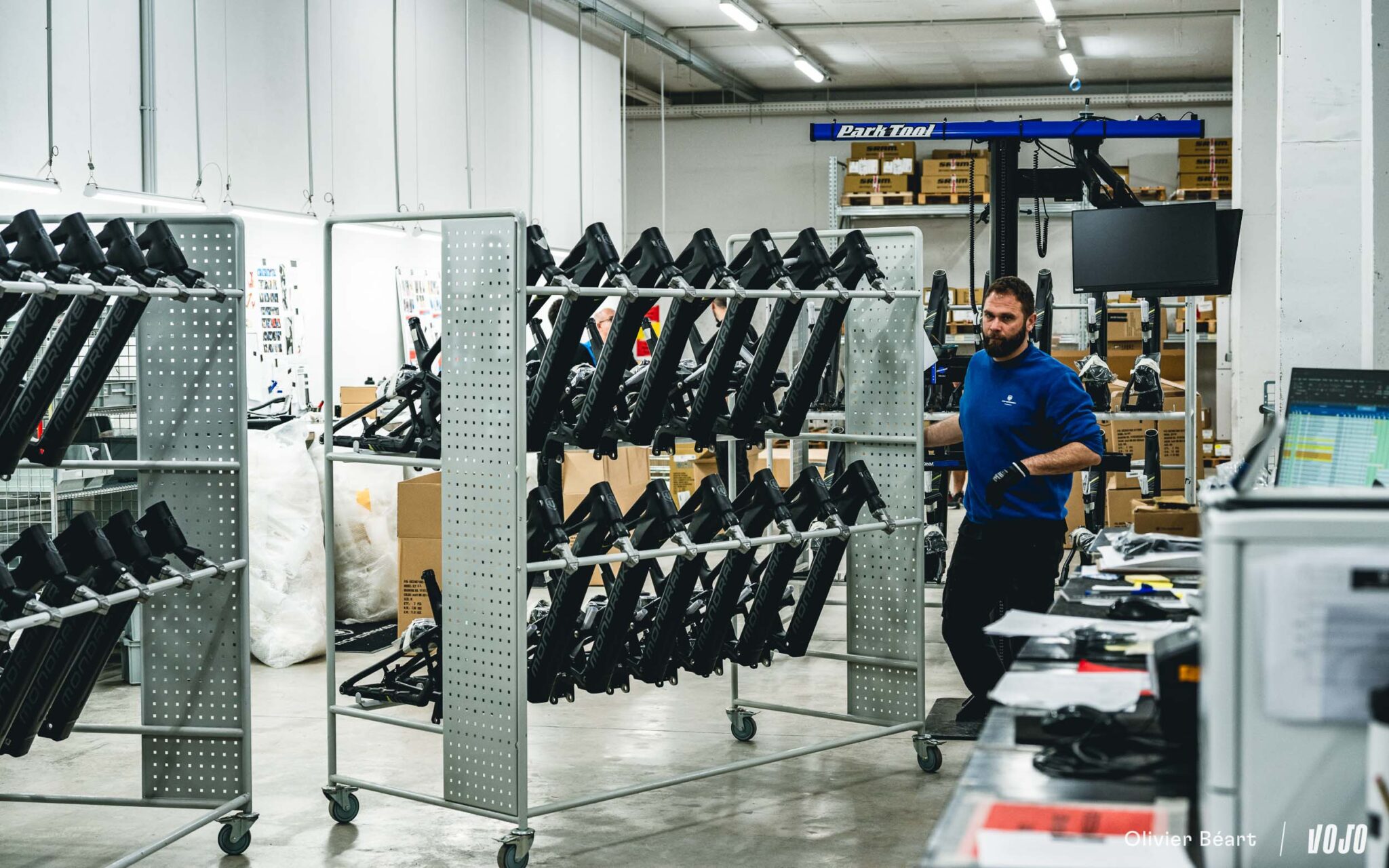 https://www.vojomag.nl/app/uploads/2025/04/Mondraker Visit Espagne HQ Valence assemblage production - Copyright Olivier Beart Vojo Magazine 10 2048x1280.jpg