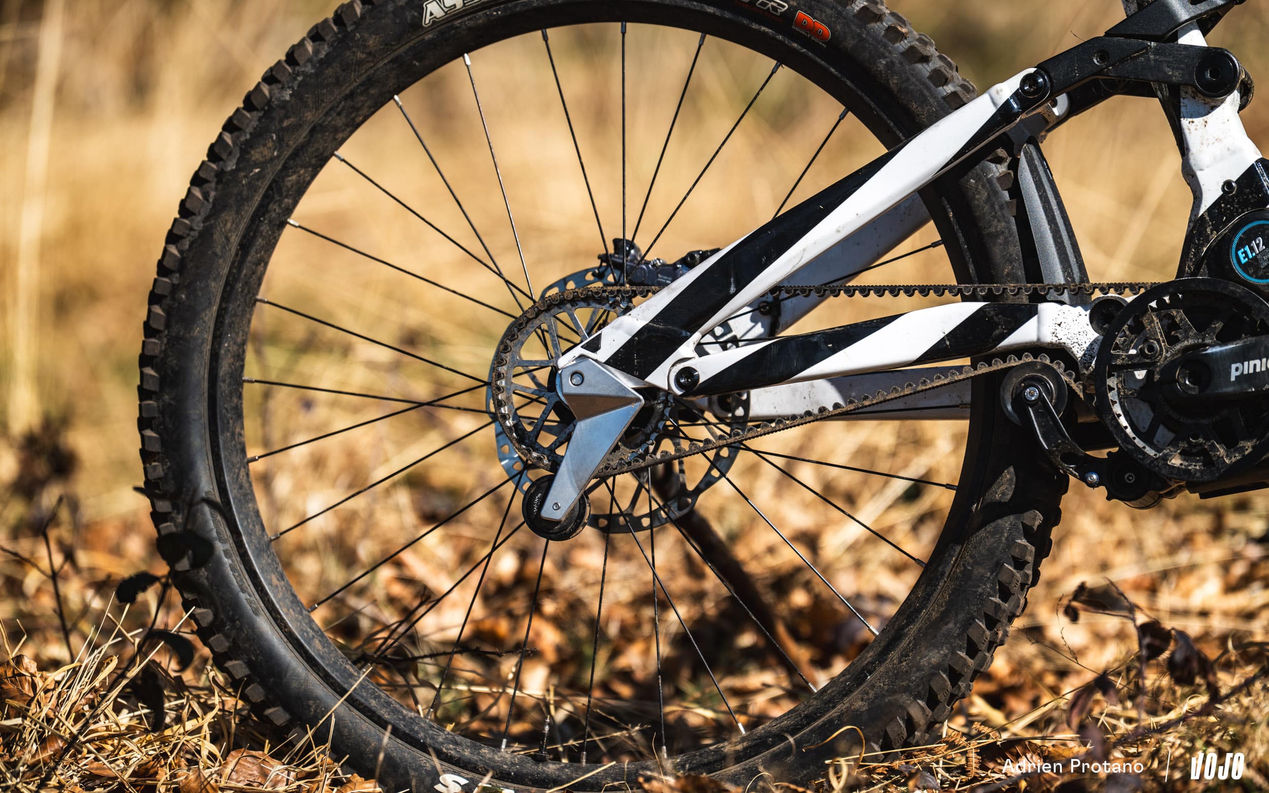 https://www.vojomag.nl/app/uploads/2025/04/Moustache Clutchl 2025 e bike test nouveaute avis roues carbones VTT Vojo A.Protano 1 16.jpg