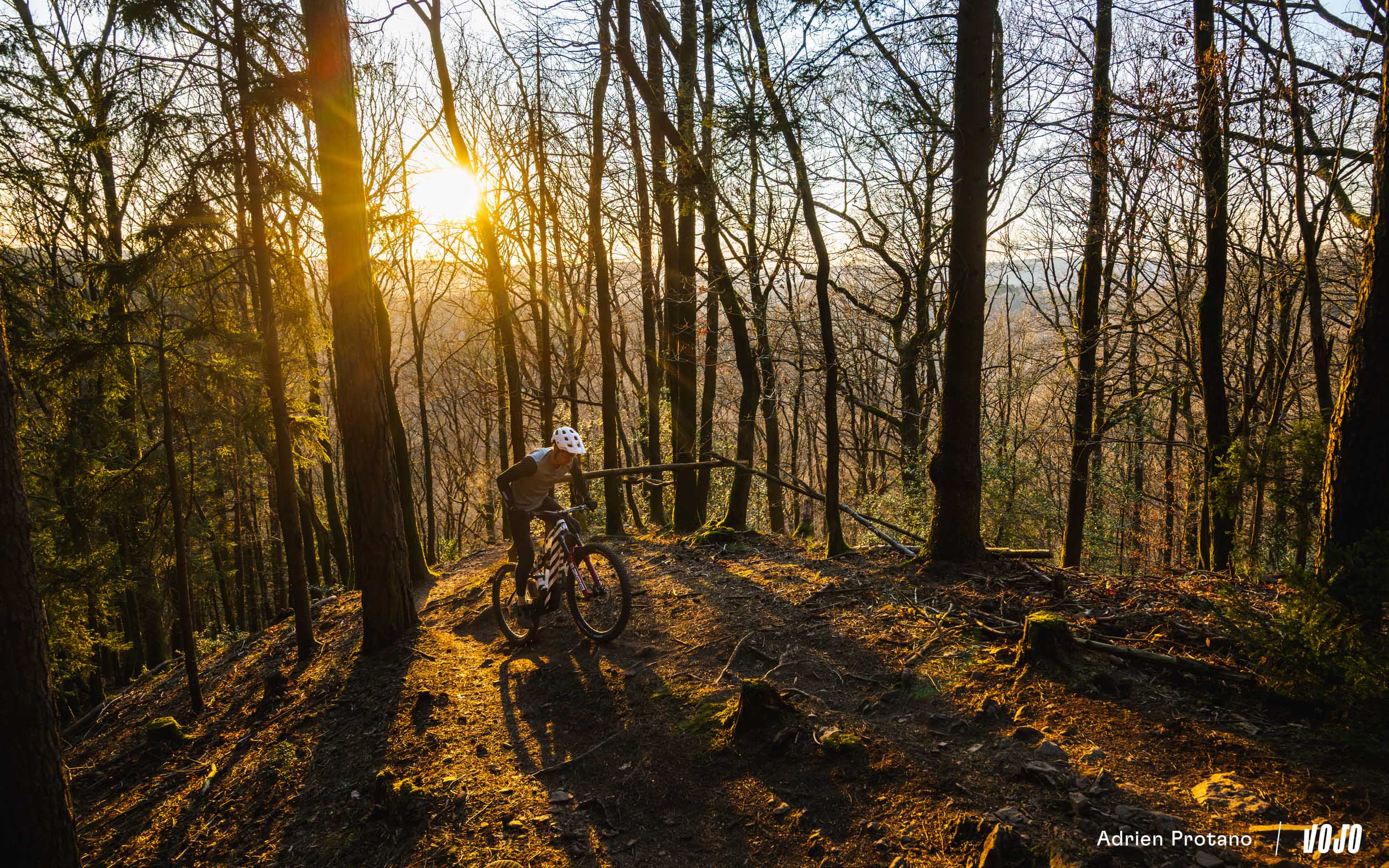 https://www.vojomag.nl/app/uploads/2025/04/Moustache Clutchl 2025 e bike test nouveaute avis roues carbones VTT Vojo A.Protano 1 23.jpg