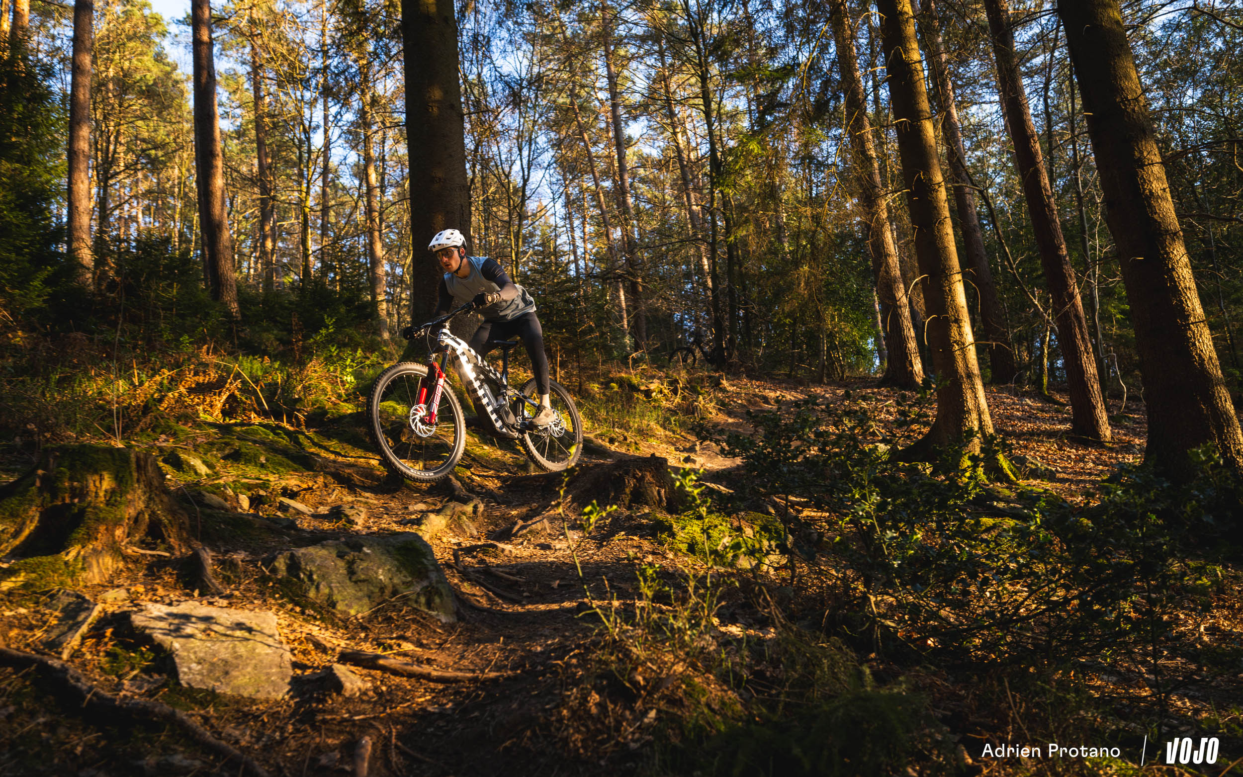 https://www.vojomag.nl/app/uploads/2025/04/Moustache Clutchl 2025 e bike test nouveaute avis roues carbones VTT Vojo A.Protano 1 28.jpg