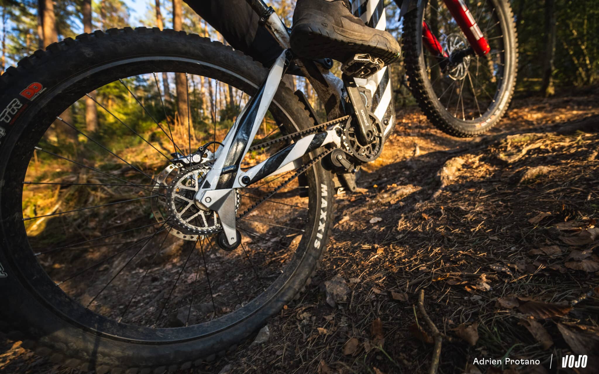 https://www.vojomag.nl/app/uploads/2025/04/Moustache Clutchl 2025 e bike test nouveaute avis roues carbones VTT Vojo A.Protano 1 29 2048x1280.jpg