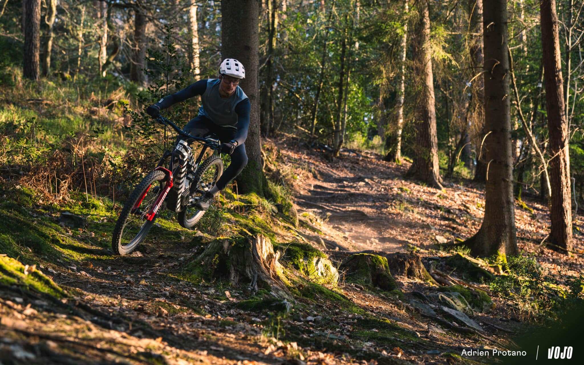 https://www.vojomag.nl/app/uploads/2025/04/Moustache Clutchl 2025 e bike test nouveaute avis roues carbones VTT Vojo A.Protano 1 33 2048x1280.jpg