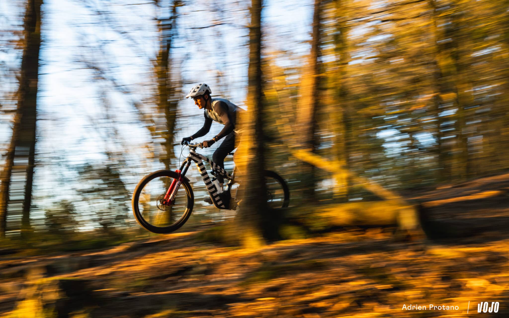 https://www.vojomag.nl/app/uploads/2025/04/Moustache Clutchl 2025 e bike test nouveaute avis roues carbones VTT Vojo A.Protano 1 33 2048x1280.jpg
