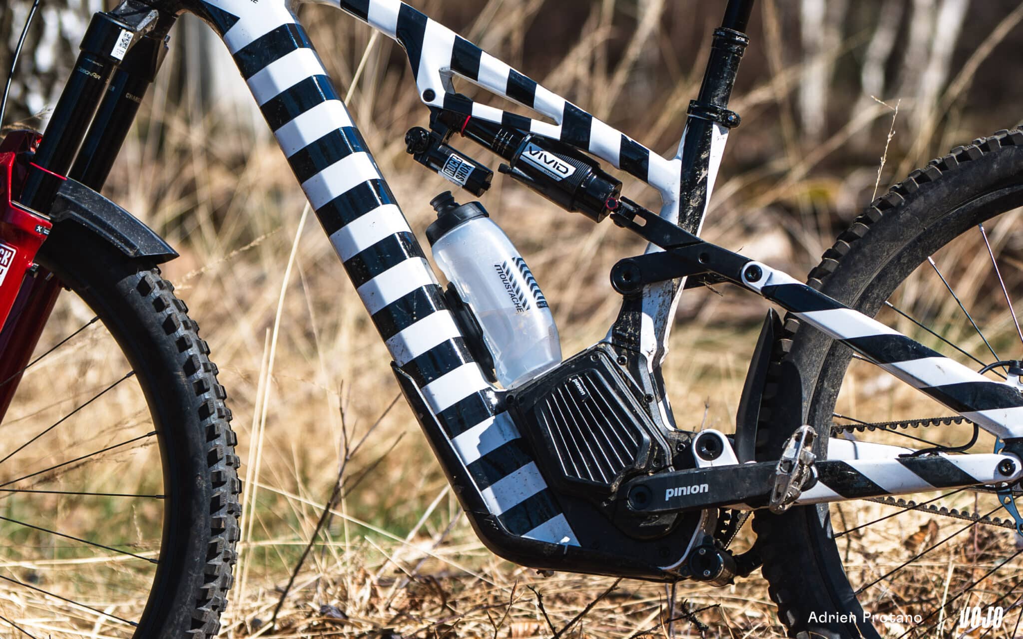 https://www.vojomag.nl/app/uploads/2025/04/Moustache Clutchl 2025 e bike test nouveaute avis roues carbones VTT Vojo A.Protano 1 5 2048x1280.jpg