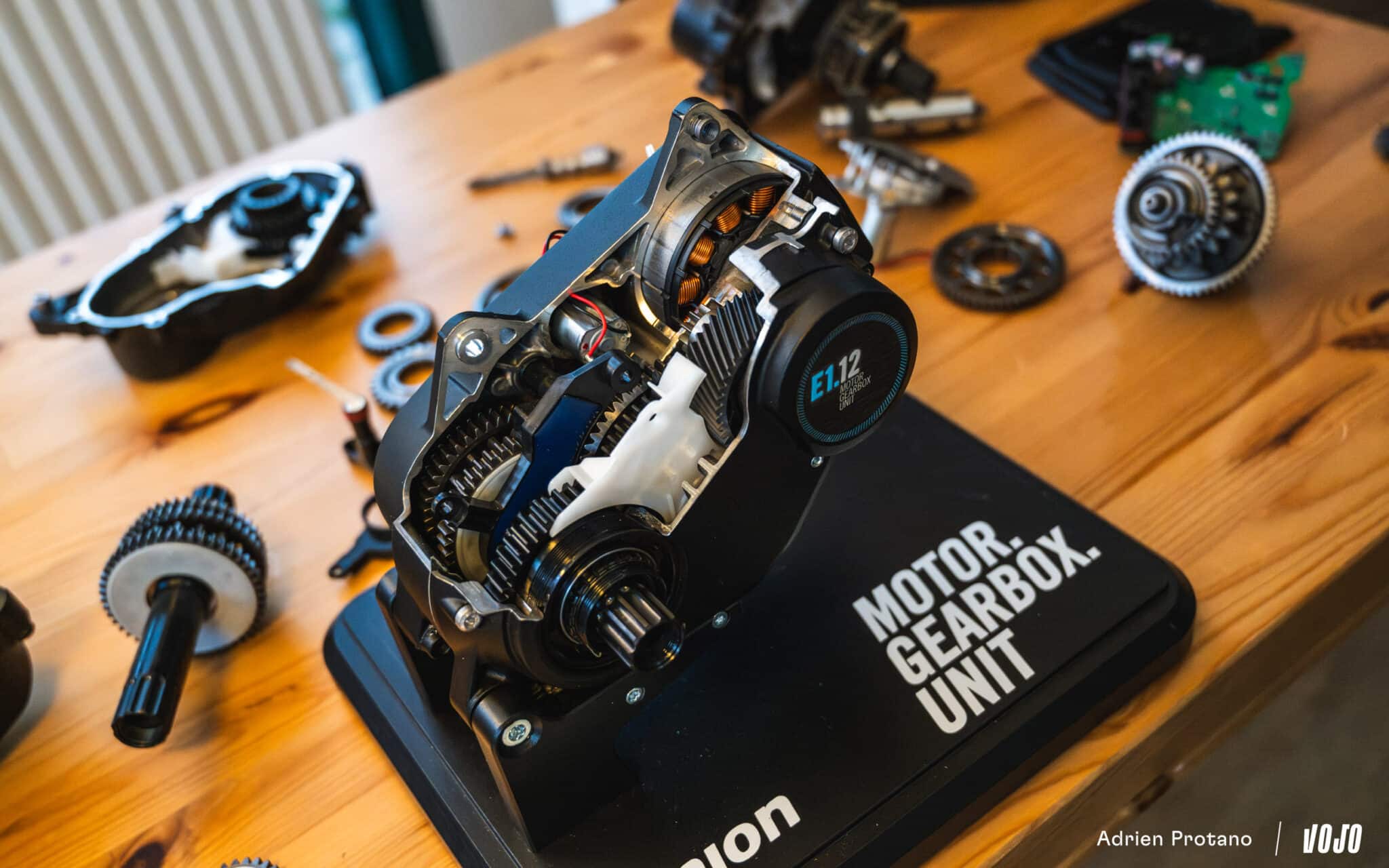 https://www.vojomag.nl/app/uploads/2025/04/Moustache Clutchl 2025 e bike test nouveaute avis roues carbones VTT Vojo A.Protano 1 6 2048x1280.jpg