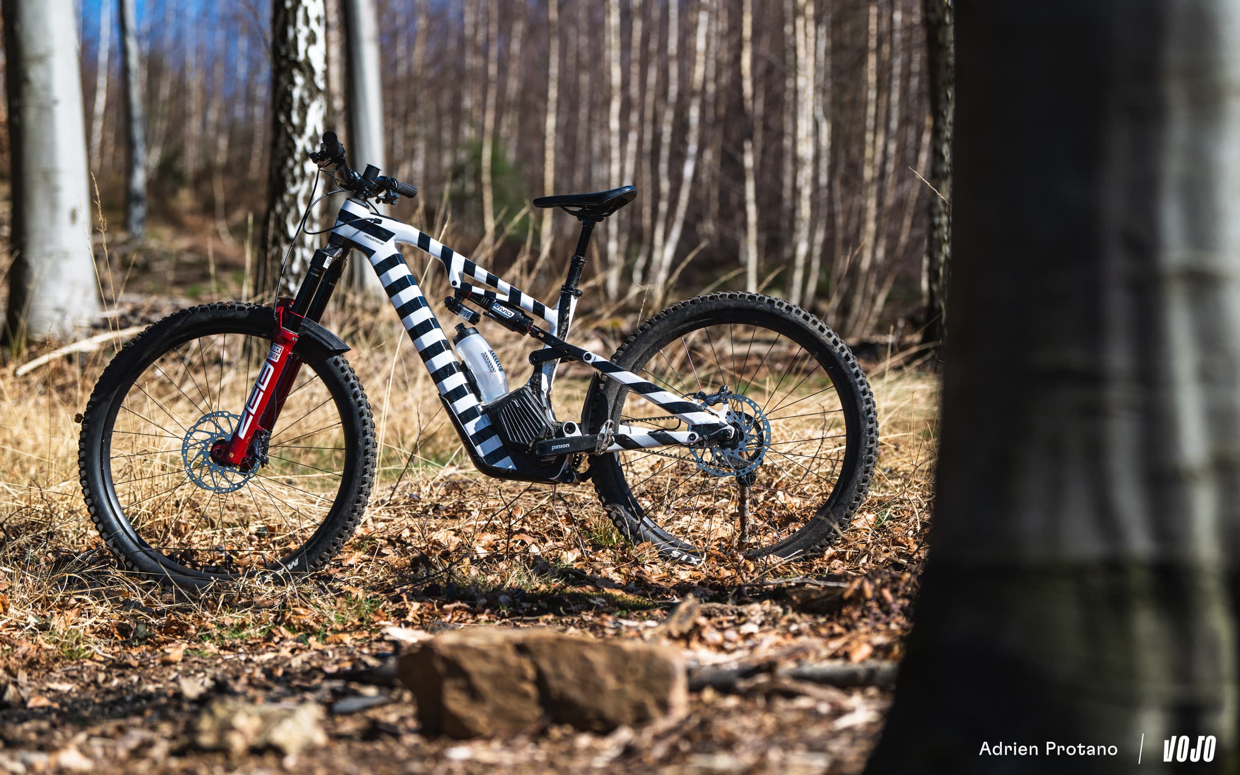 https://www.vojomag.nl/app/uploads/2025/04/Moustache Clutchl 2025 e bike test nouveaute avis roues carbones VTT Vojo A.Protano 1.jpg
