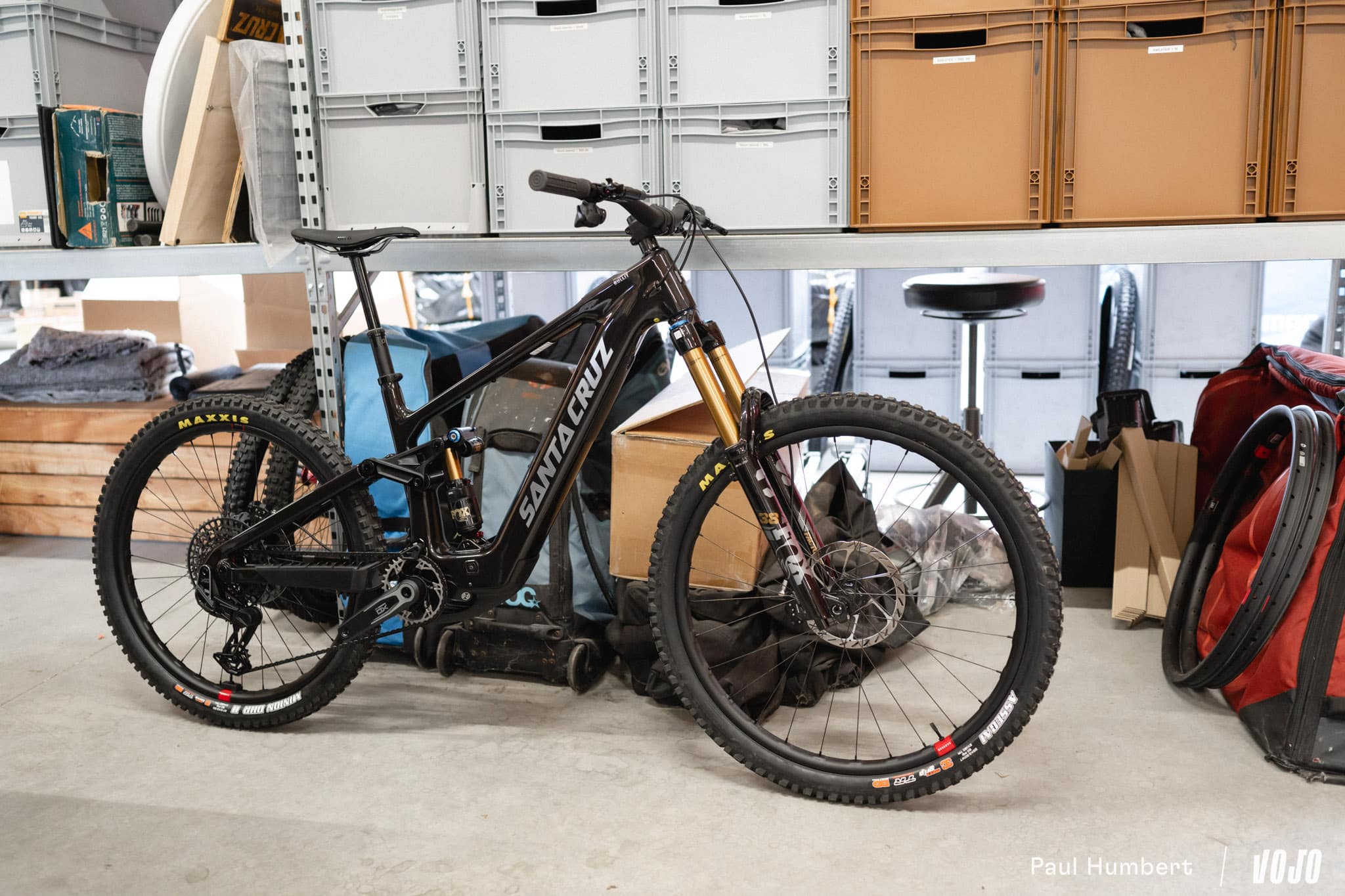 https://www.vojomag.nl/app/uploads/2025/04/loic delteil santa cruz podcast lunch ride 2025 vojo paul humbert 3 1.jpg