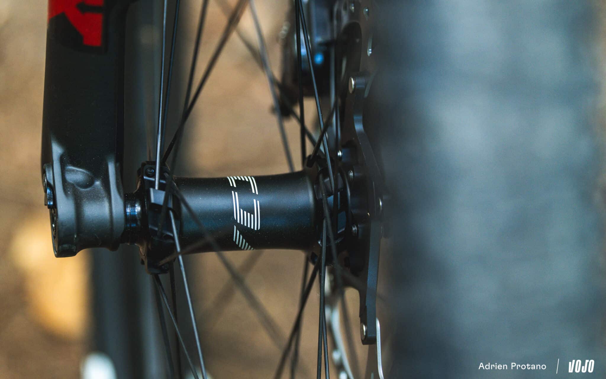https://www.vojomag.nl/app/uploads/2025/05/Mavic AllRoad SL Carbon statique Avis Test comparaison Vojo A.Protano 1 4 2048x1280.jpg