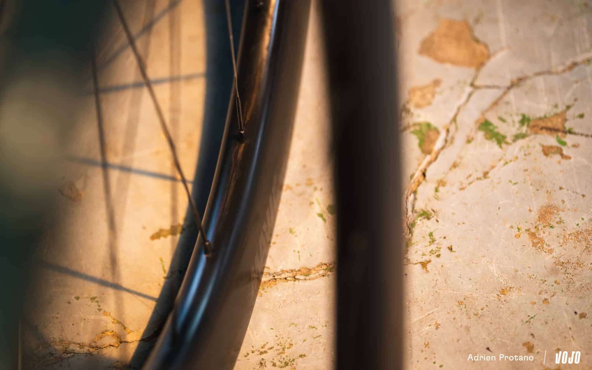 https://www.vojomag.nl/app/uploads/2025/05/Mavic AllRoad SL Carbon statique Avis Test comparaison Vojo A.Protano 7 2048x1280.jpg