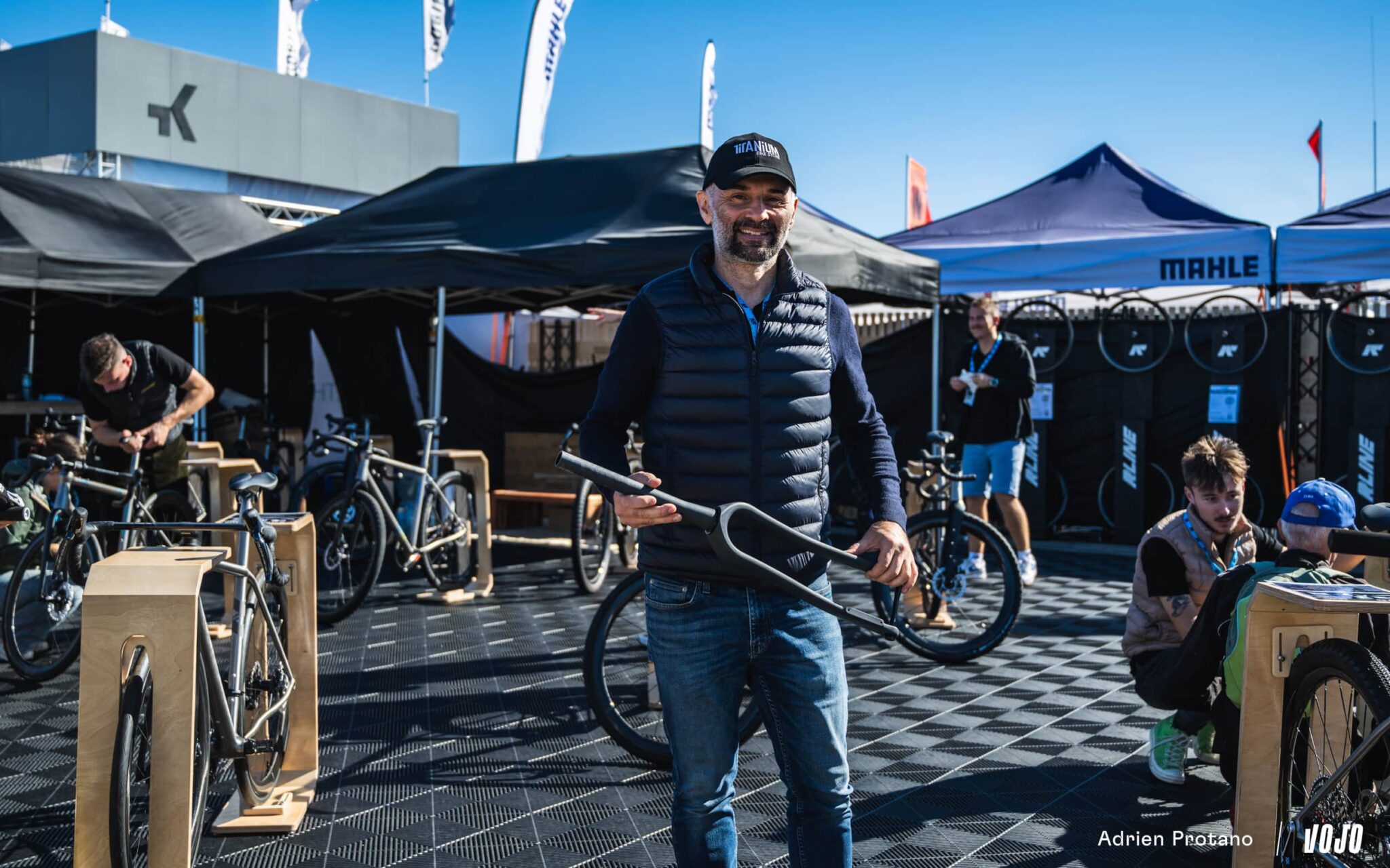 https://www.vojomag.nl/app/uploads/2025/05/Rockrider Roc dAzur Vojo A.Protano 1 15 2048x1280.jpg