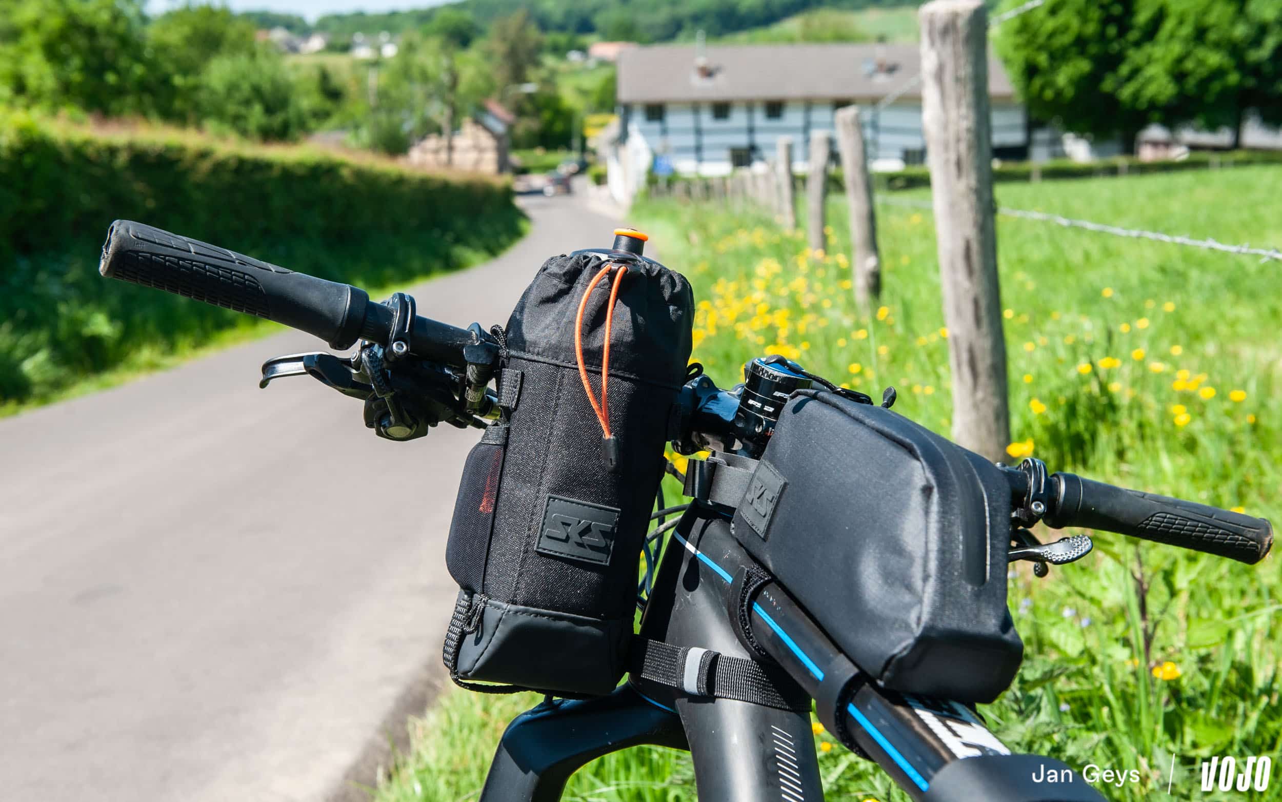 https://www.vojomag.nl/app/uploads/2025/05/test sks germany urban stem bag toptube bag trail saddle bag copyright jan geys vojomag 192.jpg