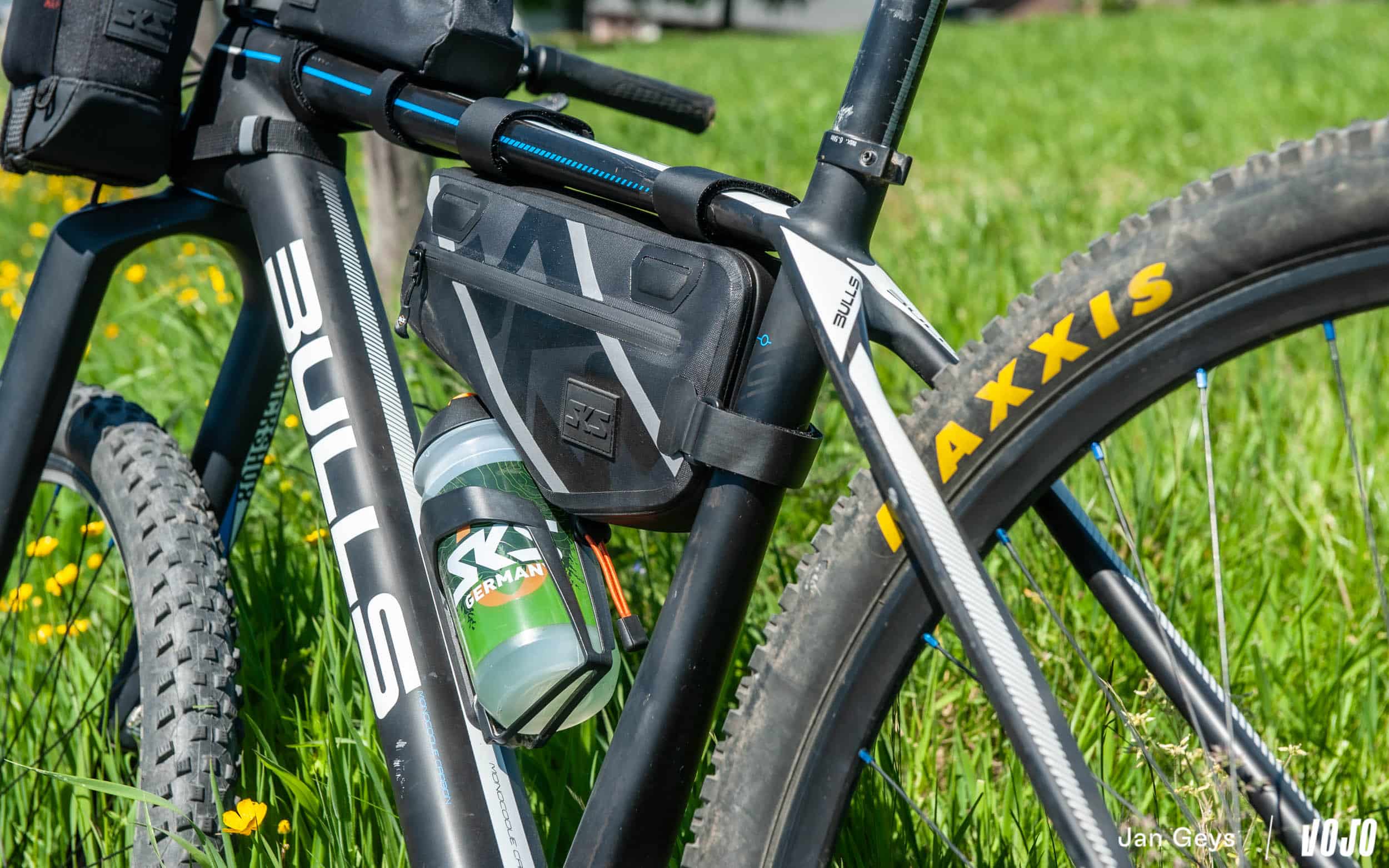 https://www.vojomag.nl/app/uploads/2025/05/test sks germany urban stem bag toptube bag trail saddle bag copyright jan geys vojomag 199.jpg
