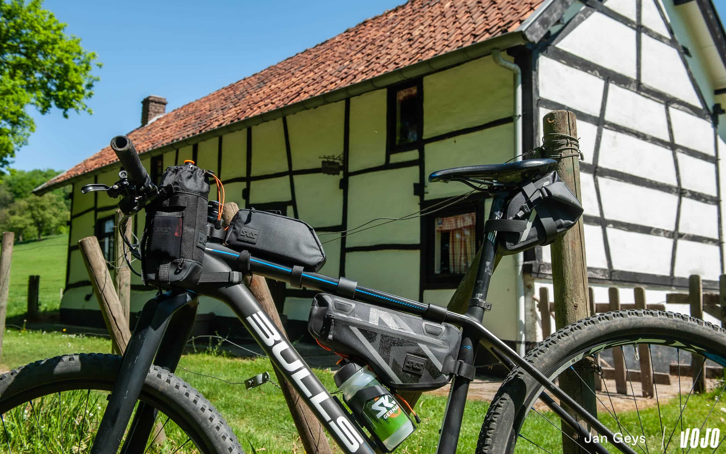 https://www.vojomag.nl/app/uploads/2025/05/test sks germany urban stem bag toptube bag trail saddle bag copyright jan geys vojomag 226.jpg
