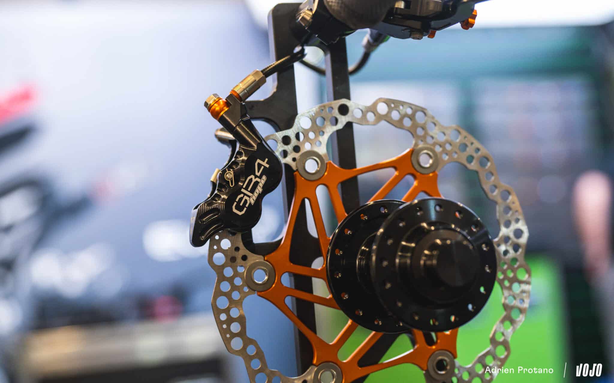 https://www.vojomag.nl/app/uploads/2025/06/Eurobike 2025 Avis Test Comparaison Vojo A.Protano 29 2048x1280.jpg