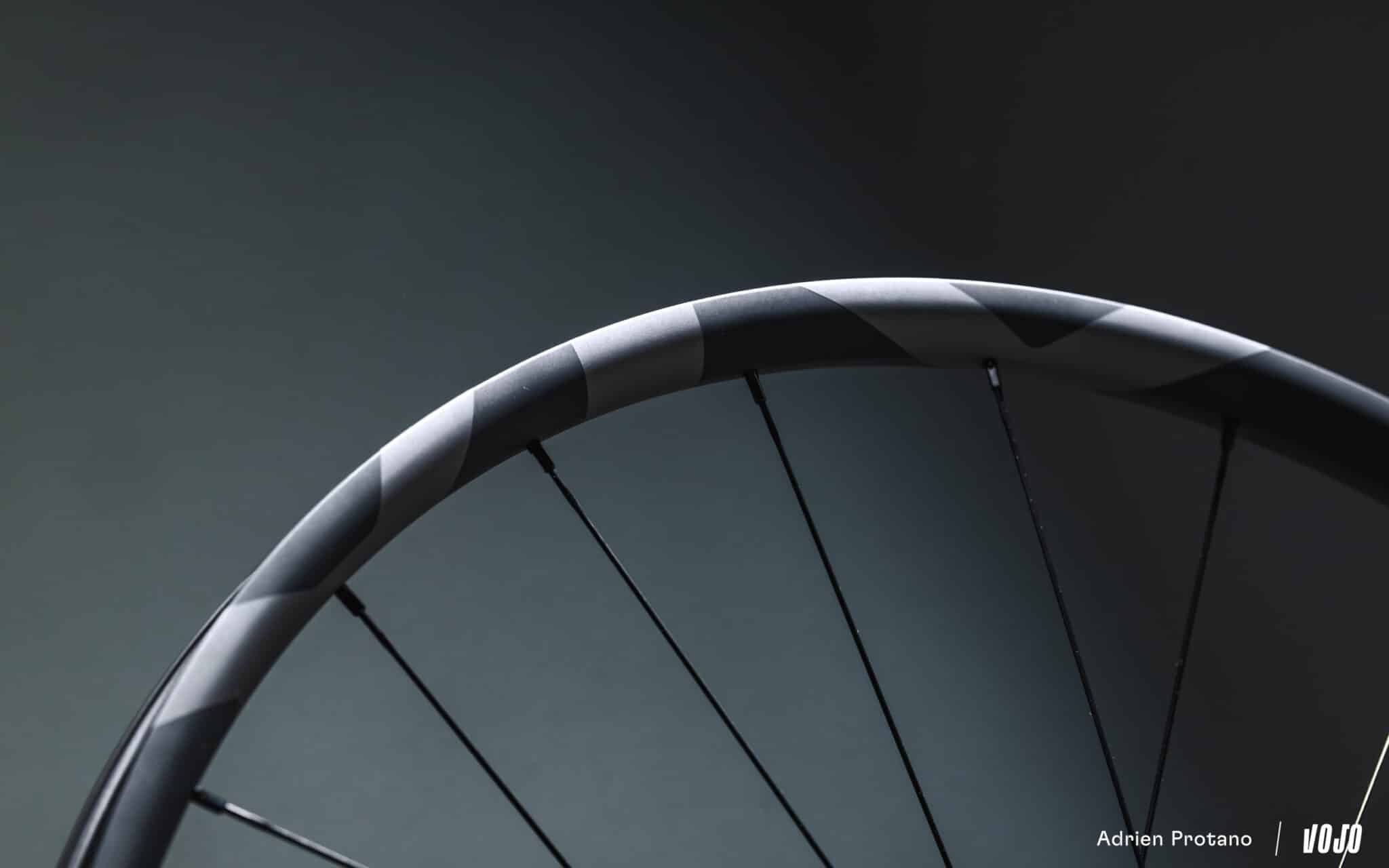 https://www.vojomag.nl/app/uploads/2025/06/Shimano XTR DI2 2025 VTT XC Avis Test comparaison Vojo A.Protano 60 2048x1280.jpg