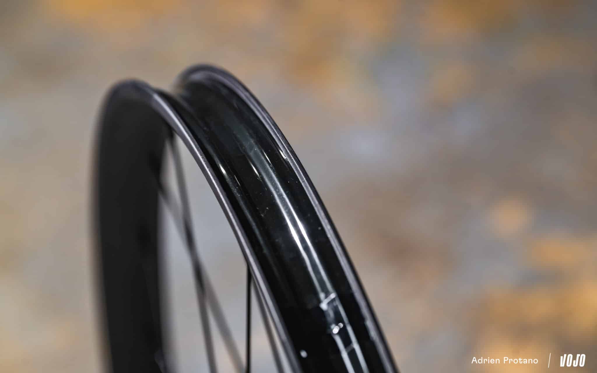 https://www.vojomag.nl/app/uploads/2025/06/Shimano XTR DI2 2025 VTT XC Avis Test comparaison Vojo A.Protano 60 2048x1280.jpg