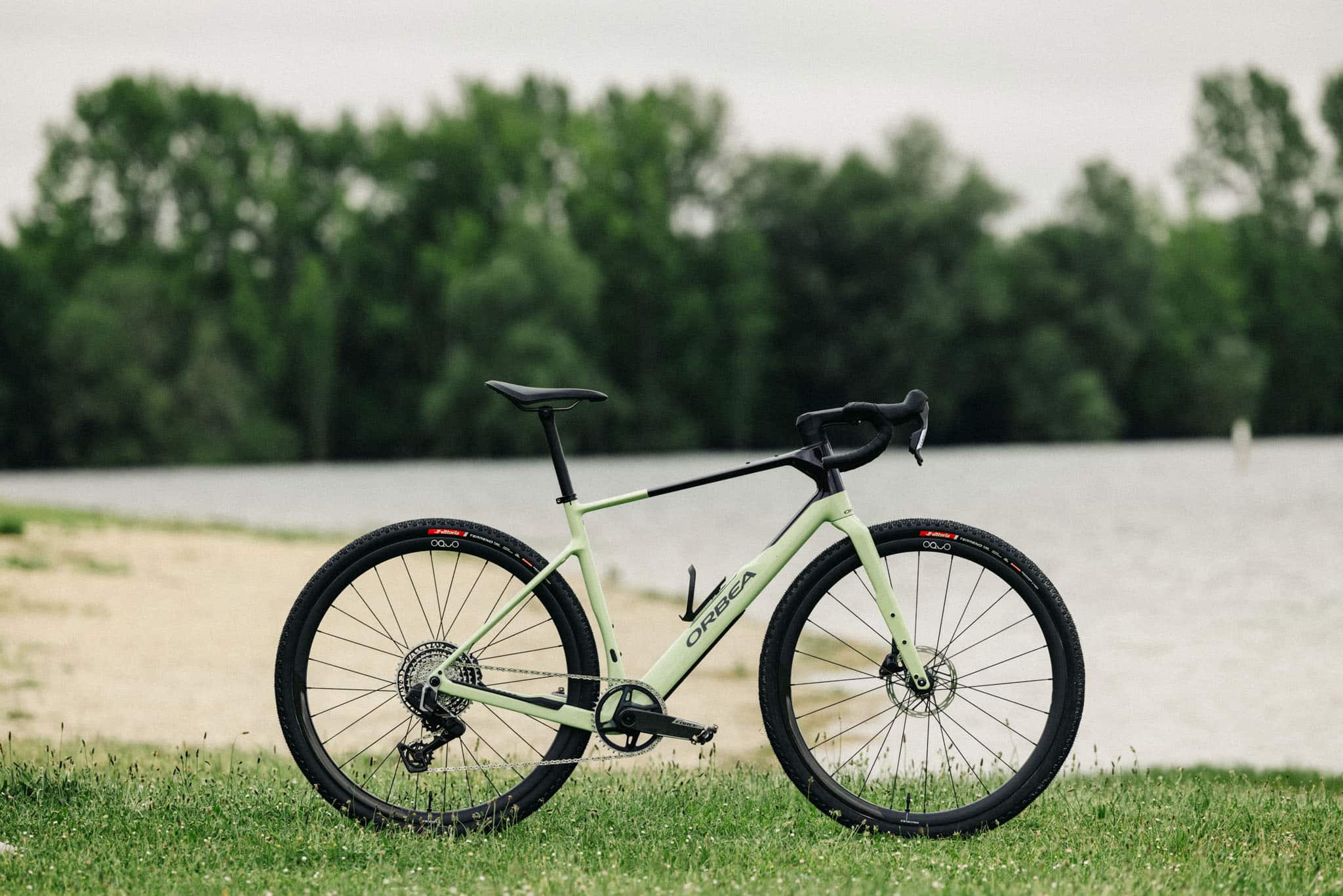 https://www.vojomag.nl/app/uploads/2025/06/gravel orbea terra 2025 vojo paul humbert 4.jpg