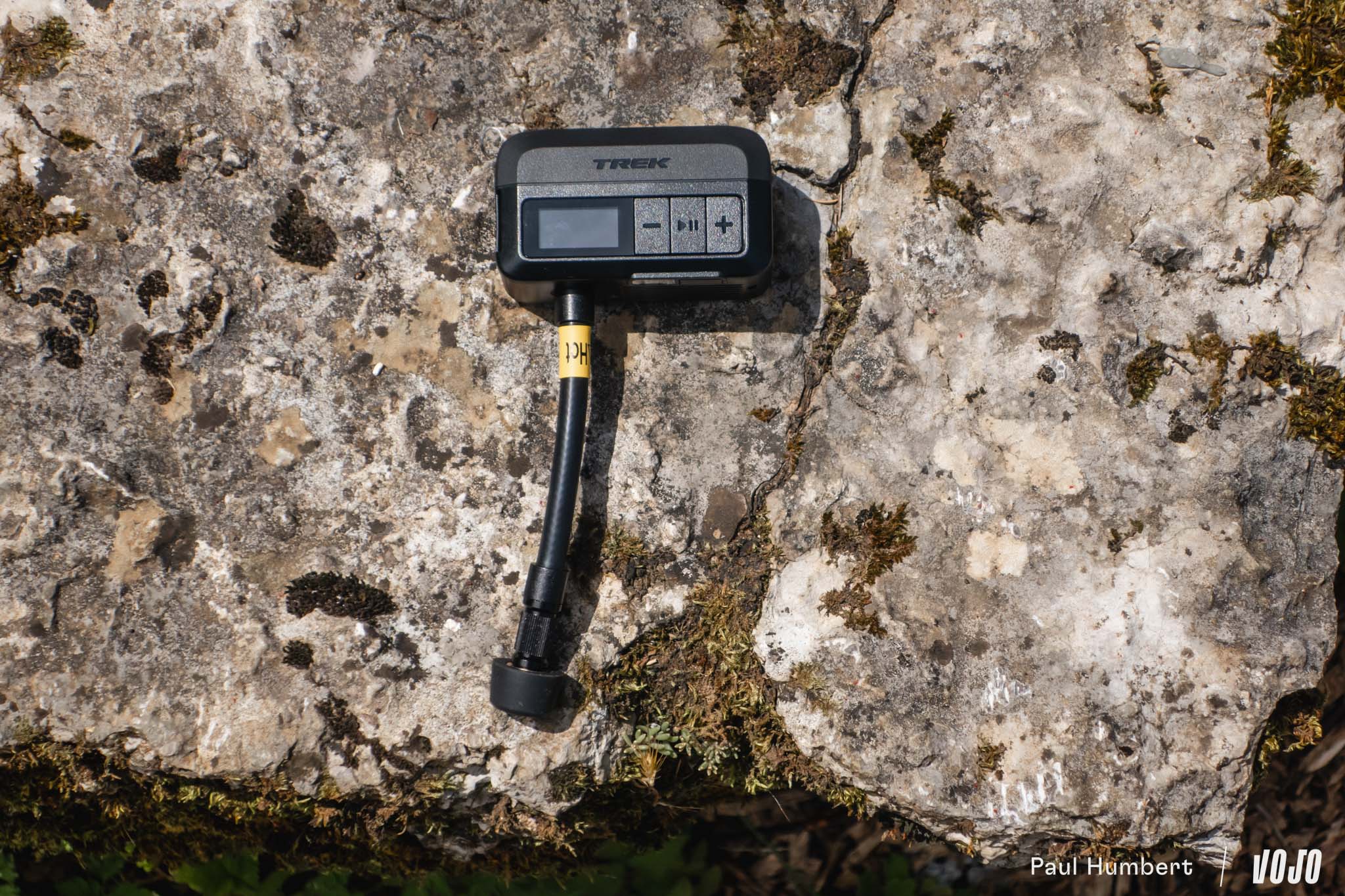 https://www.vojomag.nl/app/uploads/2025/06/pompe elec trek compresseur vtt gravel 2025 vojo paul humbert 7.jpg