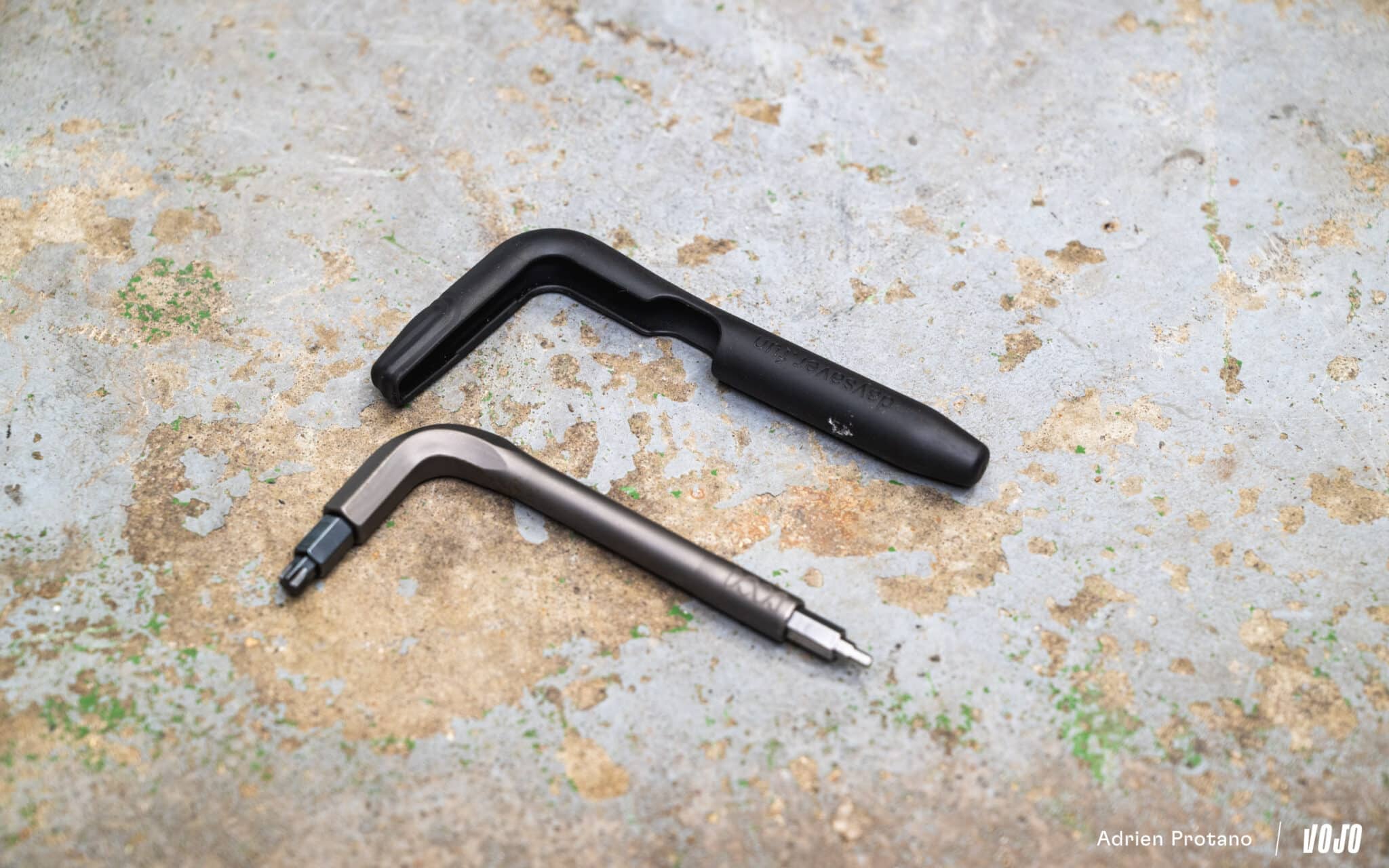 https://www.vojomag.nl/app/uploads/2025/07/Day Saver Multi outils VTT 2025 test avis vojo VTTAE nouveaute A.Protano 1 10 2048x1280.jpg