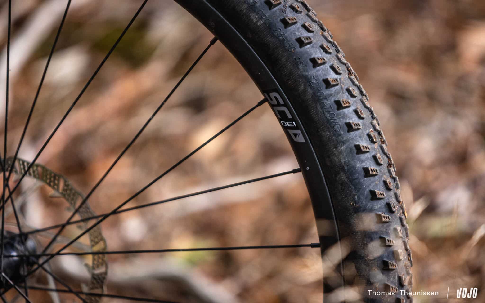 https://www.vojomag.nl/app/uploads/2025/07/FSA KFX i28 roues vtt carbone test essai avis - Copyright Olivier Beart Vojo Magazine 3 2048x1280.jpg