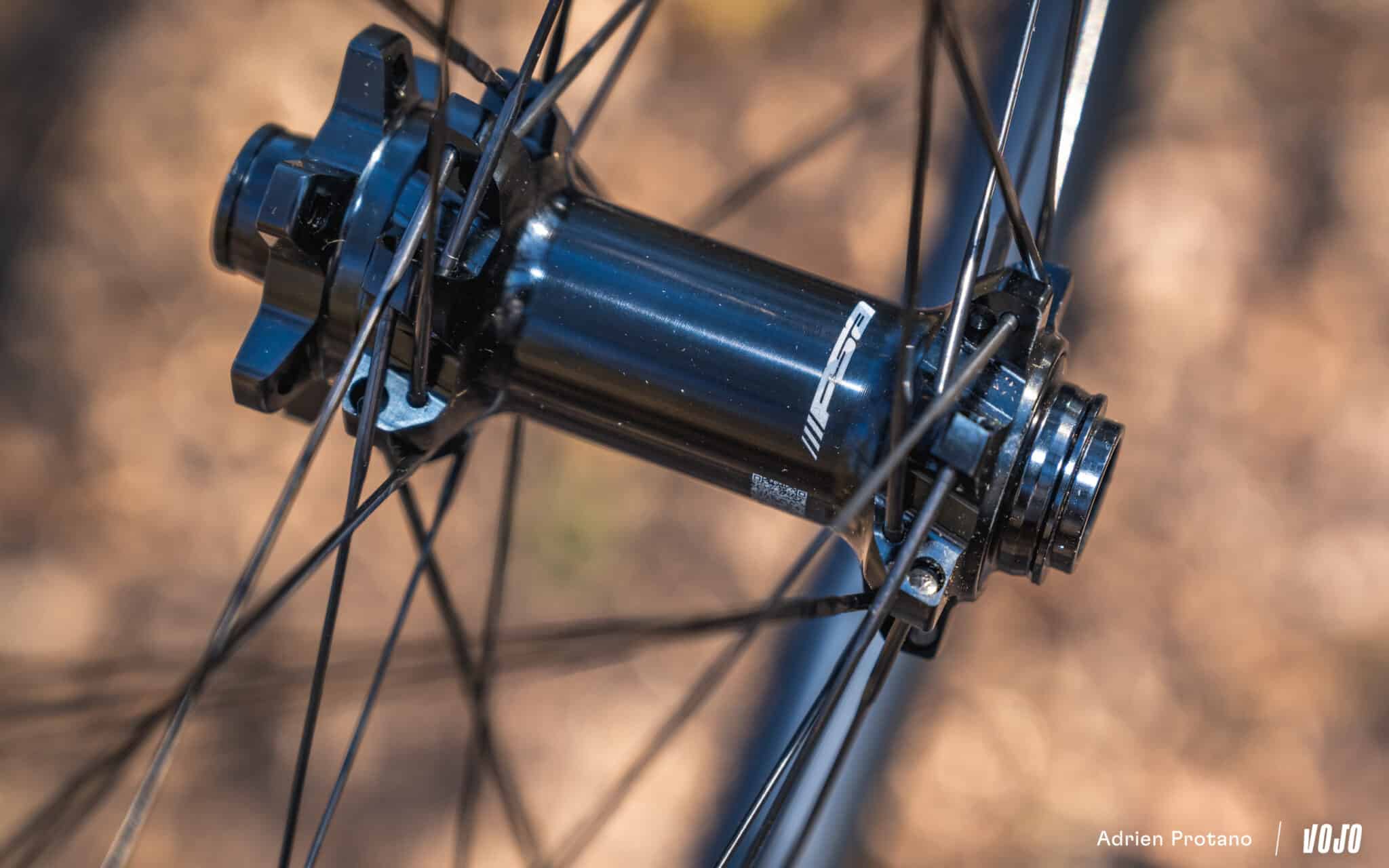 https://www.vojomag.nl/app/uploads/2025/07/Roues FSA CX 2025 test avis vojo VTTAE nouveaute A.Protano 25 2048x1280.jpg