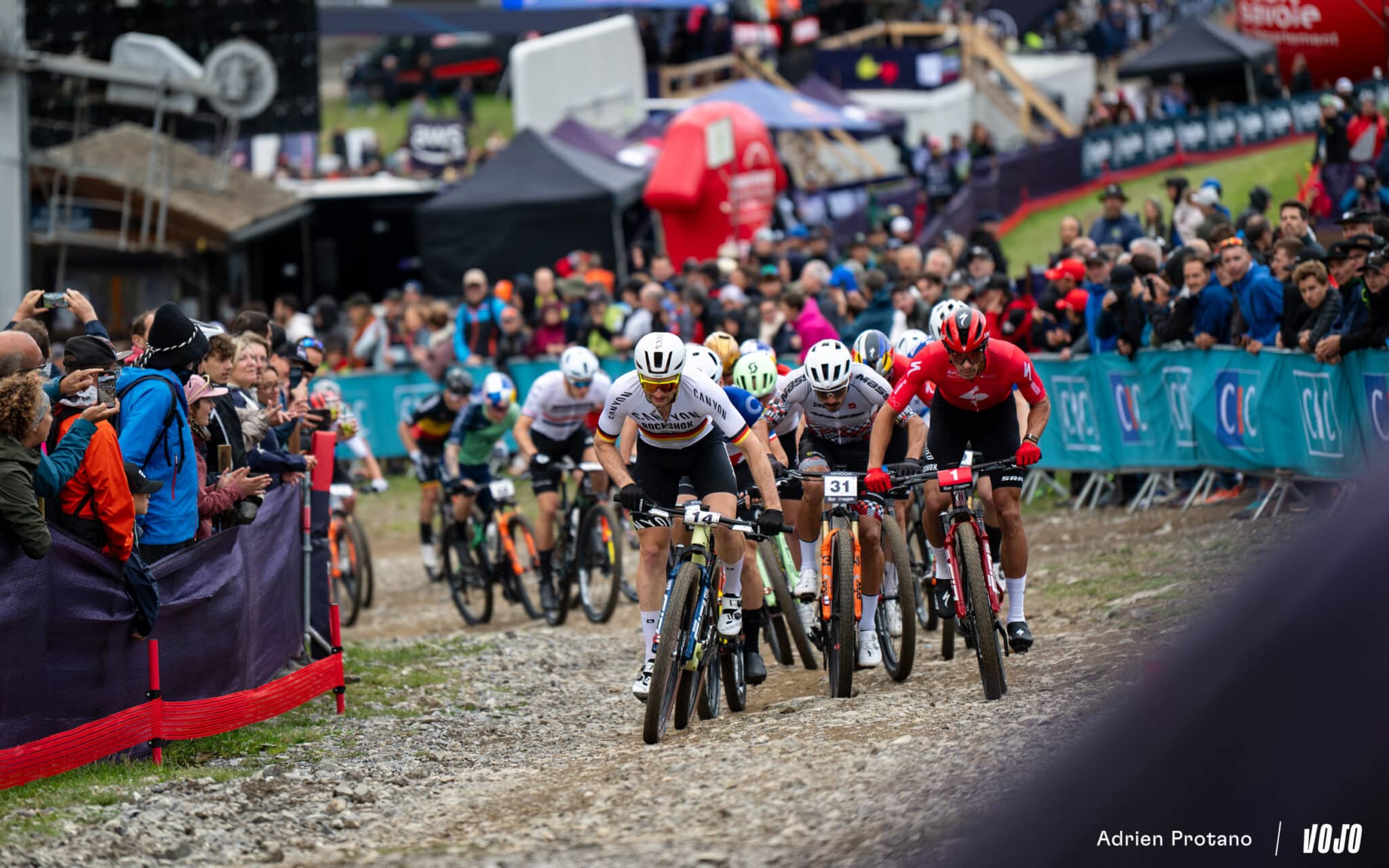 https://www.vojomag.nl/app/uploads/2025/08/Coupe du monde VTT DH XC France Haute Savoie test avis Vojo nouveaute A.Protano 1 22 2 2048x1280.jpg