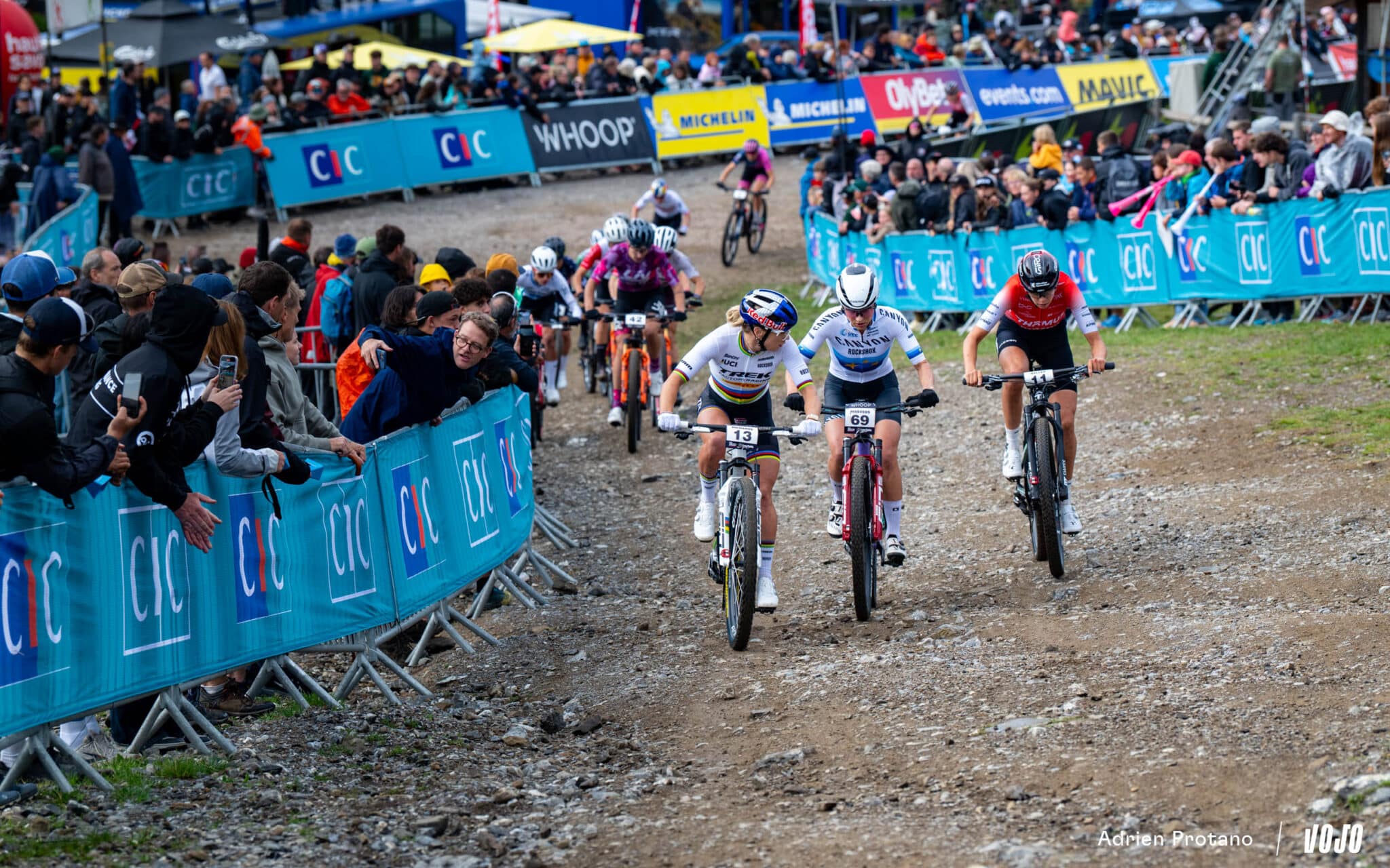 https://www.vojomag.nl/app/uploads/2025/08/Coupe du monde VTT DH XC France Haute Savoie test avis Vojo nouveaute A.Protano 1 3 2 2048x1280.jpg