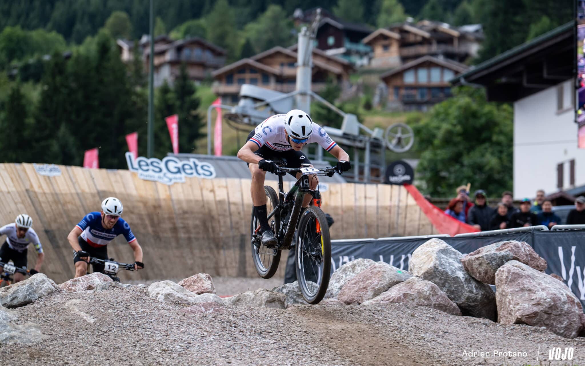 https://www.vojomag.nl/app/uploads/2025/08/Coupe du monde VTT DH XC France Haute Savoie test avis Vojo nouveaute A.Protano 1 32 1 2048x1280.jpg