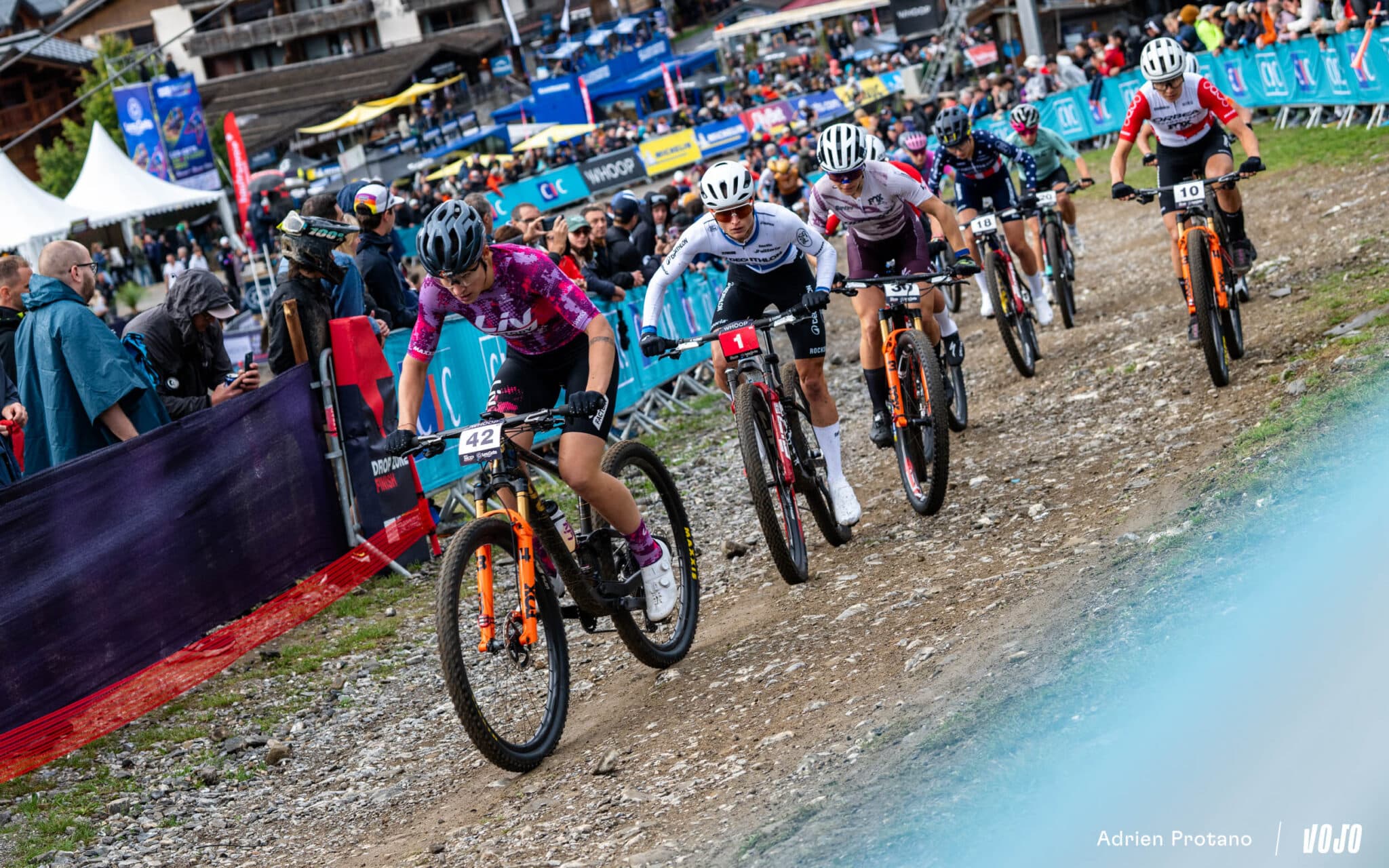 https://www.vojomag.nl/app/uploads/2025/08/Coupe du monde VTT DH XC France Haute Savoie test avis Vojo nouveaute A.Protano 1 3 2 2048x1280.jpg