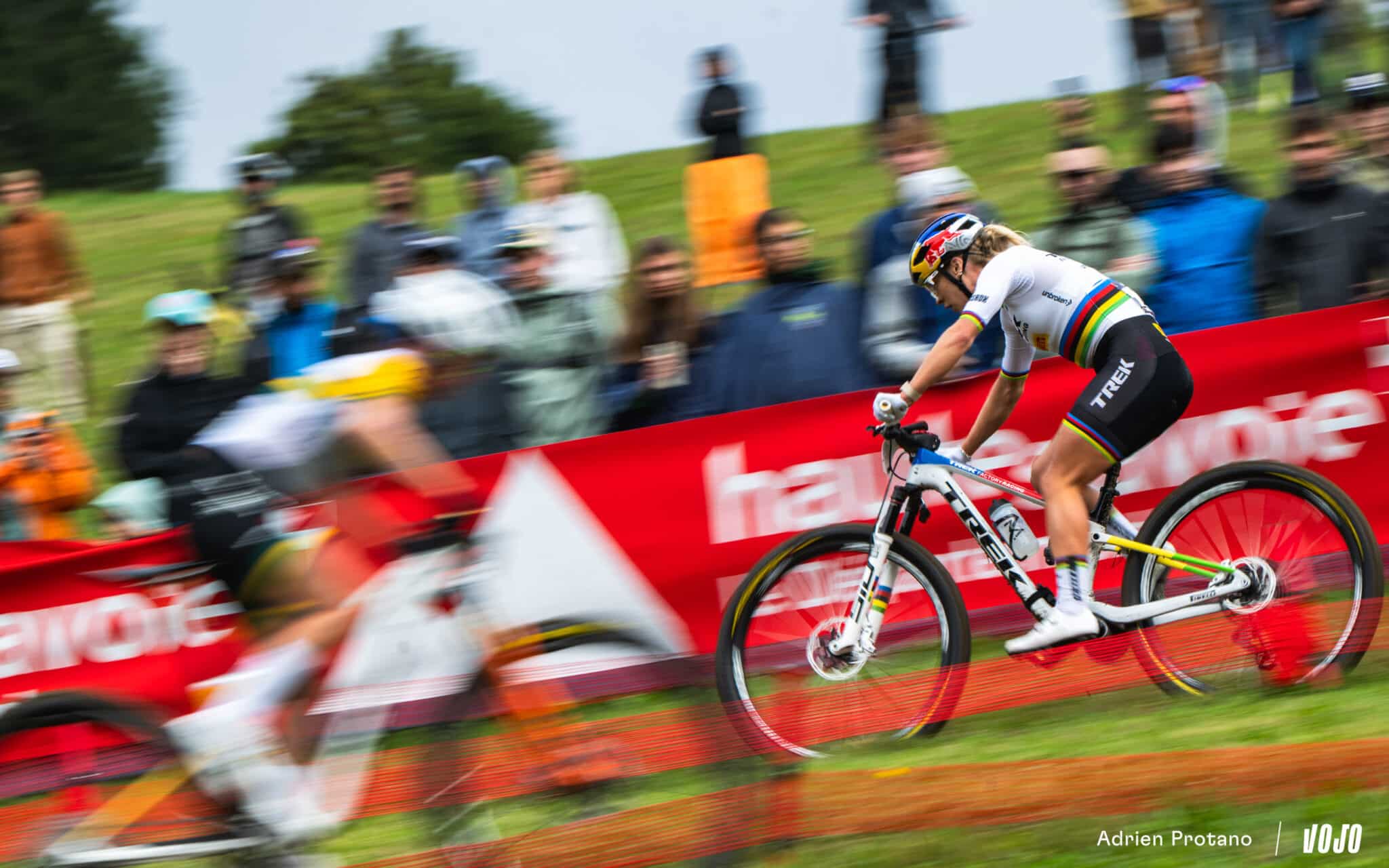 https://www.vojomag.nl/app/uploads/2025/08/Coupe du monde VTT DH XC France Haute Savoie test avis Vojo nouveaute A.Protano 1 6 2 2048x1280.jpg
