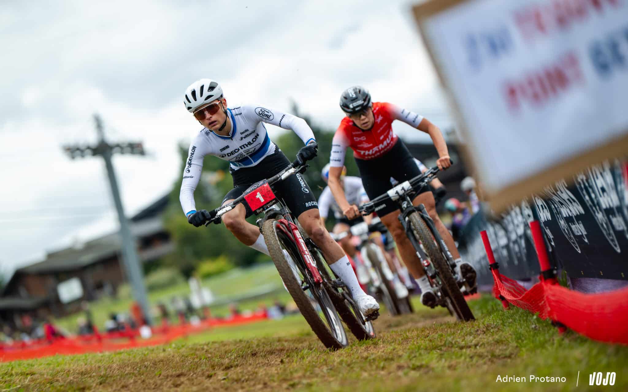 https://www.vojomag.nl/app/uploads/2025/08/Coupe du monde VTT DH XC France Haute Savoie test avis Vojo nouveaute A.Protano 1 6 2 2048x1280.jpg
