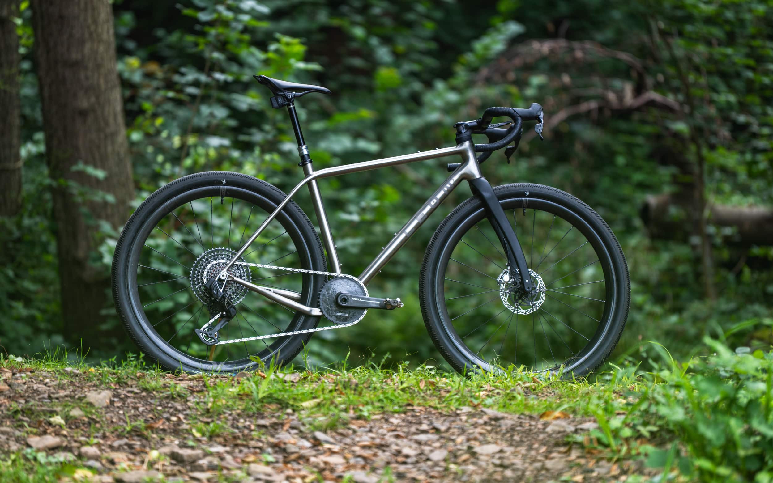 https://www.vojomag.nl/app/uploads/2025/08/Leon Larage Gravel 2025 bikecheck test avis vojo VTTAE nouveaute A.Protano 1 2 1.jpg