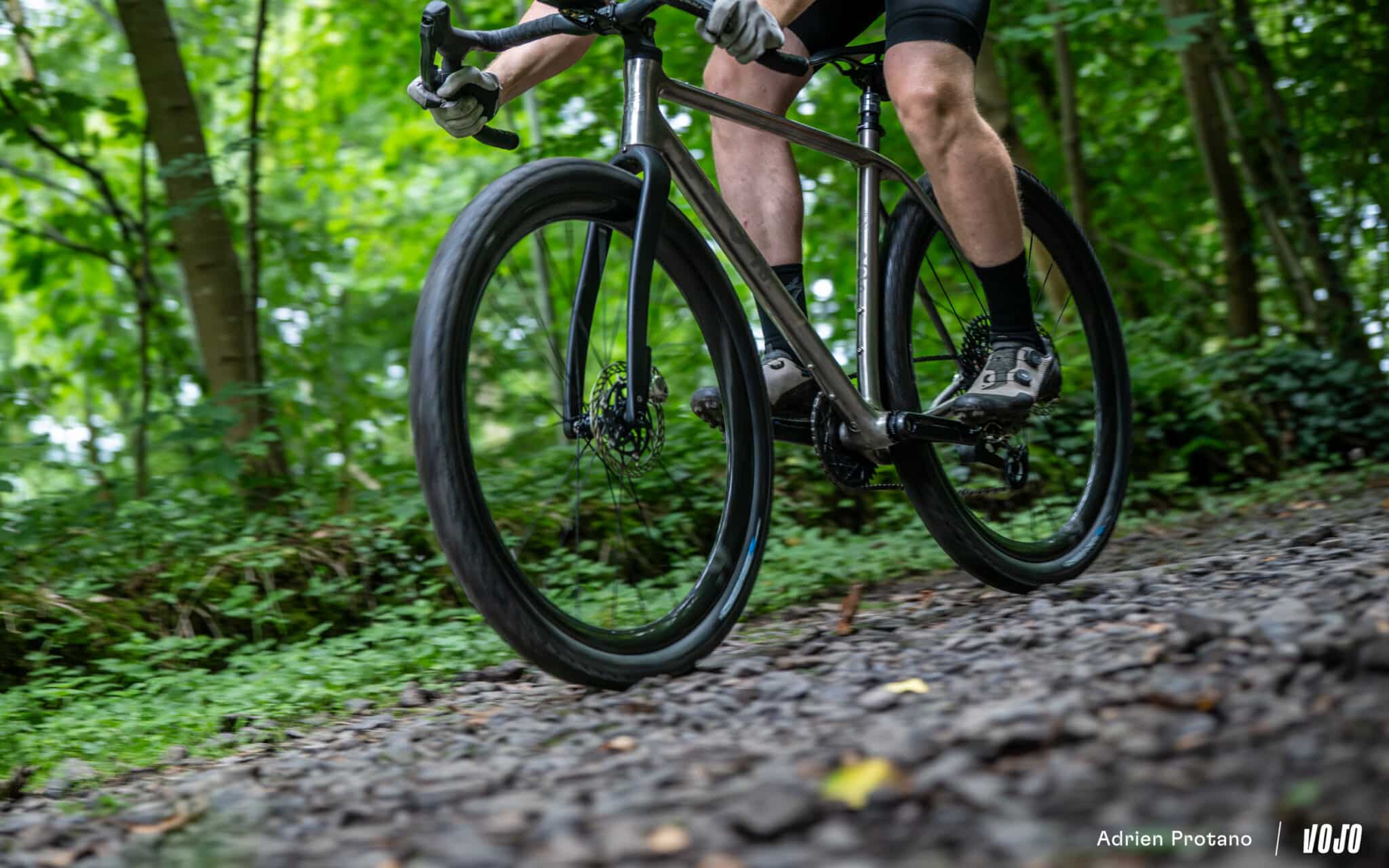 https://www.vojomag.nl/app/uploads/2025/08/Leon Larage Gravel 2025 test avis vojo VTTAE nouveaute A.Protano 26 2048x1280.jpg
