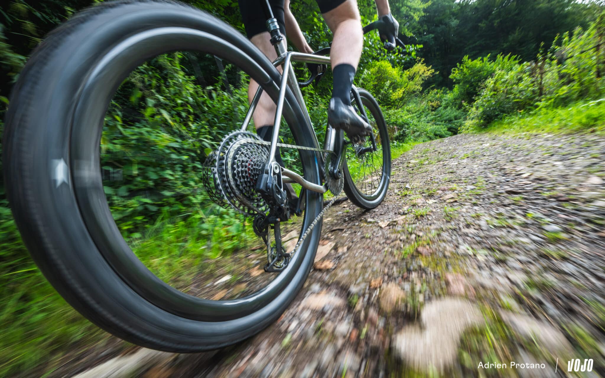 https://www.vojomag.nl/app/uploads/2025/08/Leon Larage Gravel 2025 test avis vojo VTTAE nouveaute A.Protano 20 2048x1280.jpg