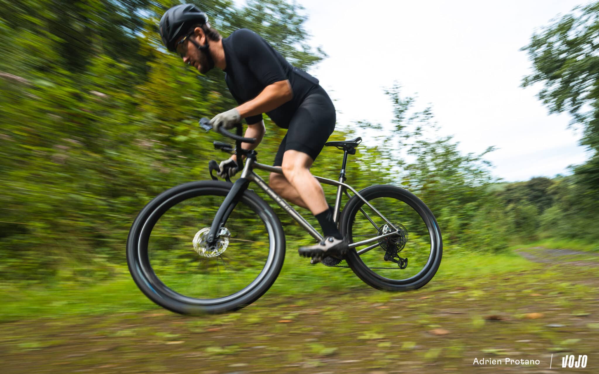 https://www.vojomag.nl/app/uploads/2025/08/Leon Larage Gravel 2025 test avis vojo VTTAE nouveaute A.Protano 3 3 2048x1280.jpg