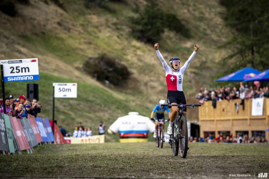WK MTB Wallis 2025 | XCC vrouwen: Keller houdt Rissveds van het goud