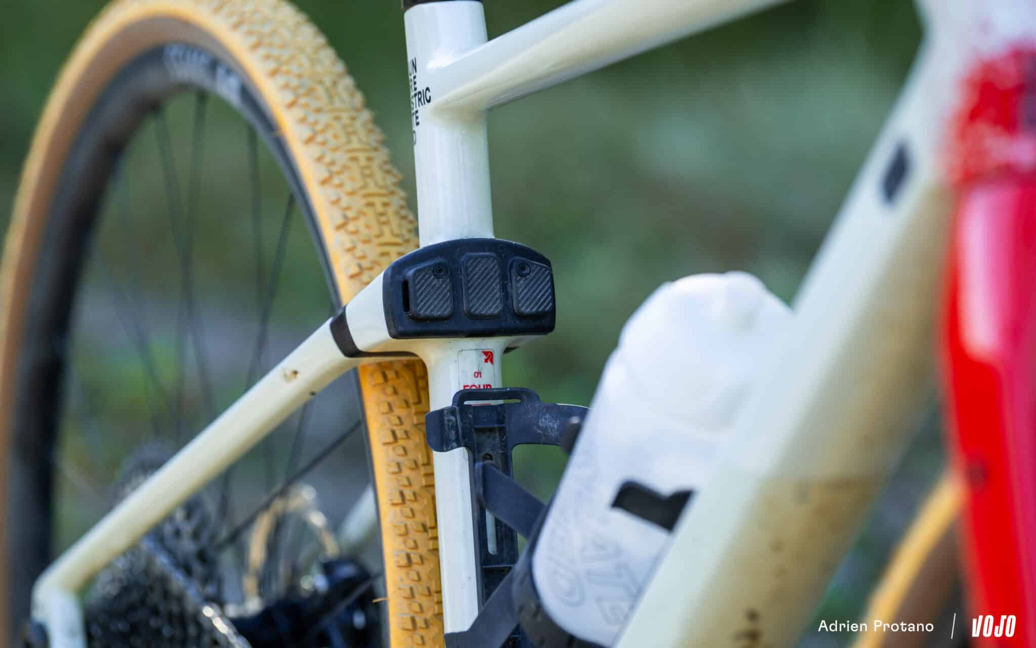 https://www.vojomag.nl/app/uploads/2025/09/Nordic Gravel Series Lathi Falling Leaves Gravel test avis comparaison Vojo nouveaute La Cluzaz A.Protano 1 13 2048x1280.jpg