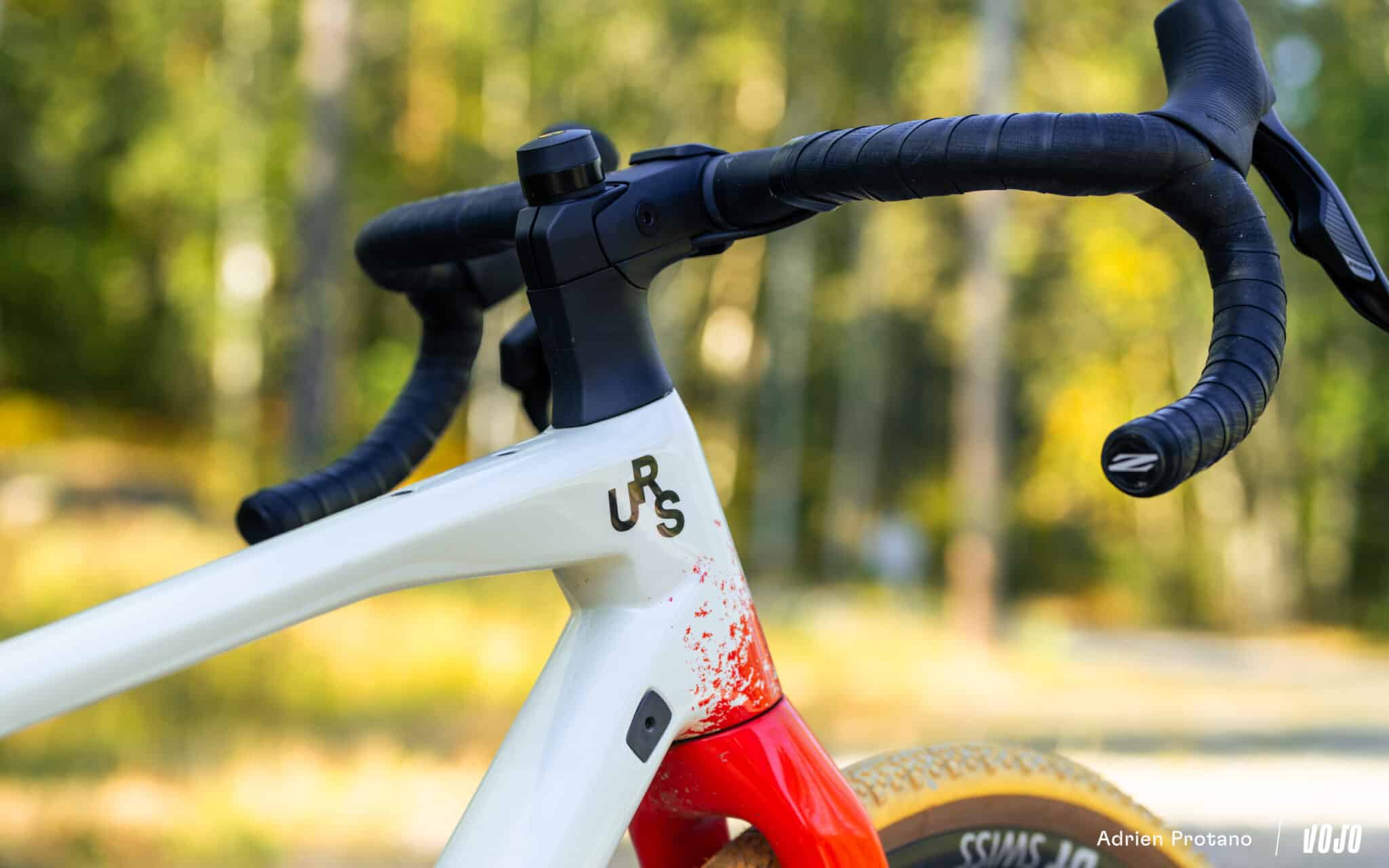 https://www.vojomag.nl/app/uploads/2025/09/Nordic Gravel Series Lathi Falling Leaves Gravel test avis comparaison Vojo nouveaute La Cluzaz A.Protano 1 14 2048x1280.jpg