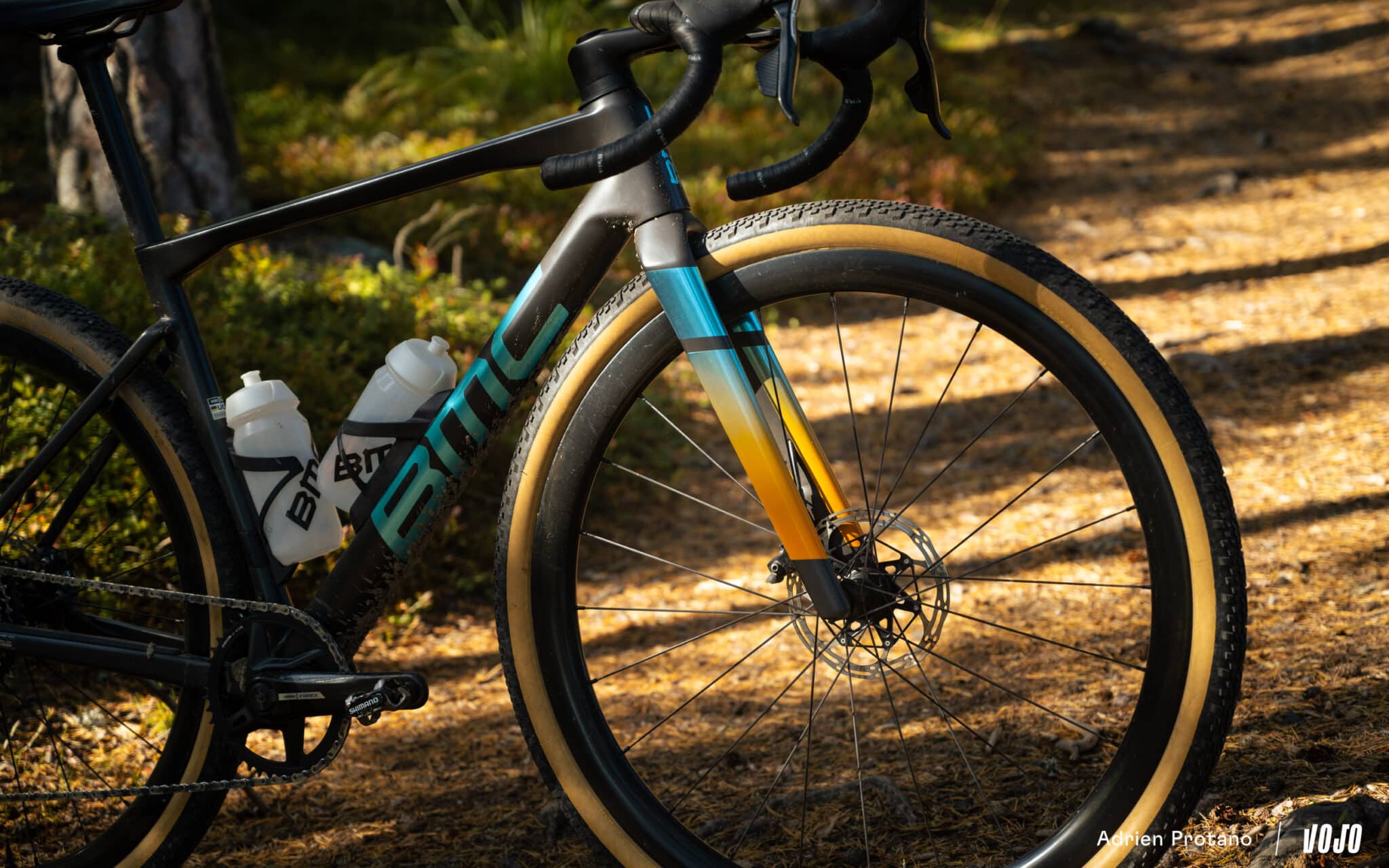 https://www.vojomag.nl/app/uploads/2025/09/Nordic Gravel Series Lathi Falling Leaves Gravel test avis comparaison Vojo nouveaute La Cluzaz A.Protano 1 18 2048x1280.jpg