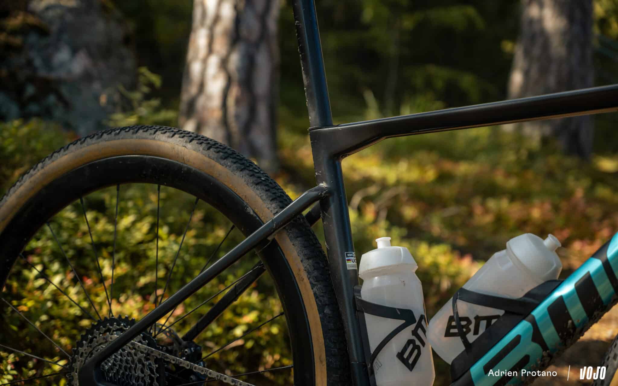 https://www.vojomag.nl/app/uploads/2025/09/Nordic Gravel Series Lathi Falling Leaves Gravel test avis comparaison Vojo nouveaute La Cluzaz A.Protano 1 18 2048x1280.jpg