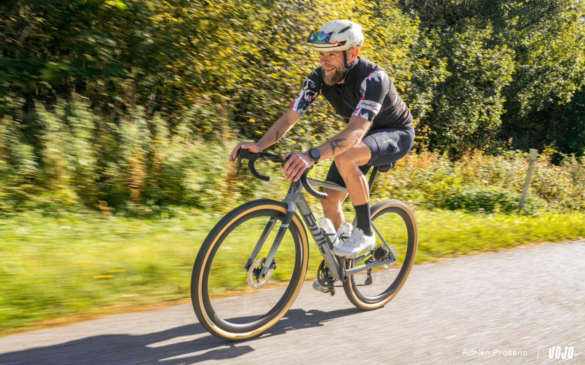 https://www.vojomag.nl/app/uploads/2025/09/Nordic Gravel Series Lathi Falling Leaves Gravel test avis comparaison Vojo nouveaute La Cluzaz A.Protano 1 31 2048x1280.jpg