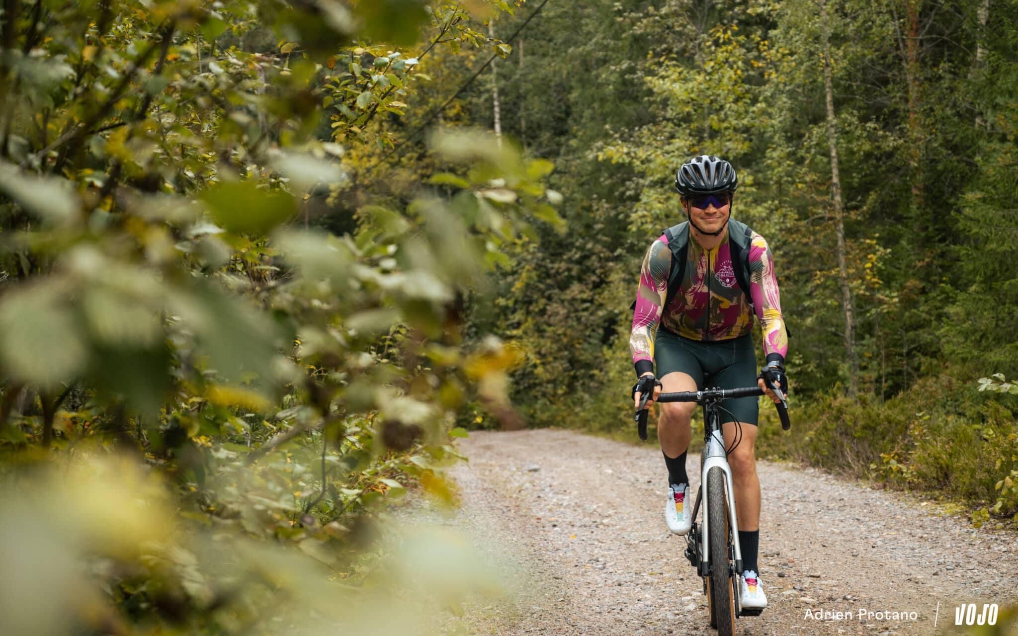 https://www.vojomag.nl/app/uploads/2025/09/Nordic Gravel Series Lathi Falling Leaves Gravel test avis comparaison Vojo nouveaute La Cluzaz A.Protano 1 31 2048x1280.jpg
