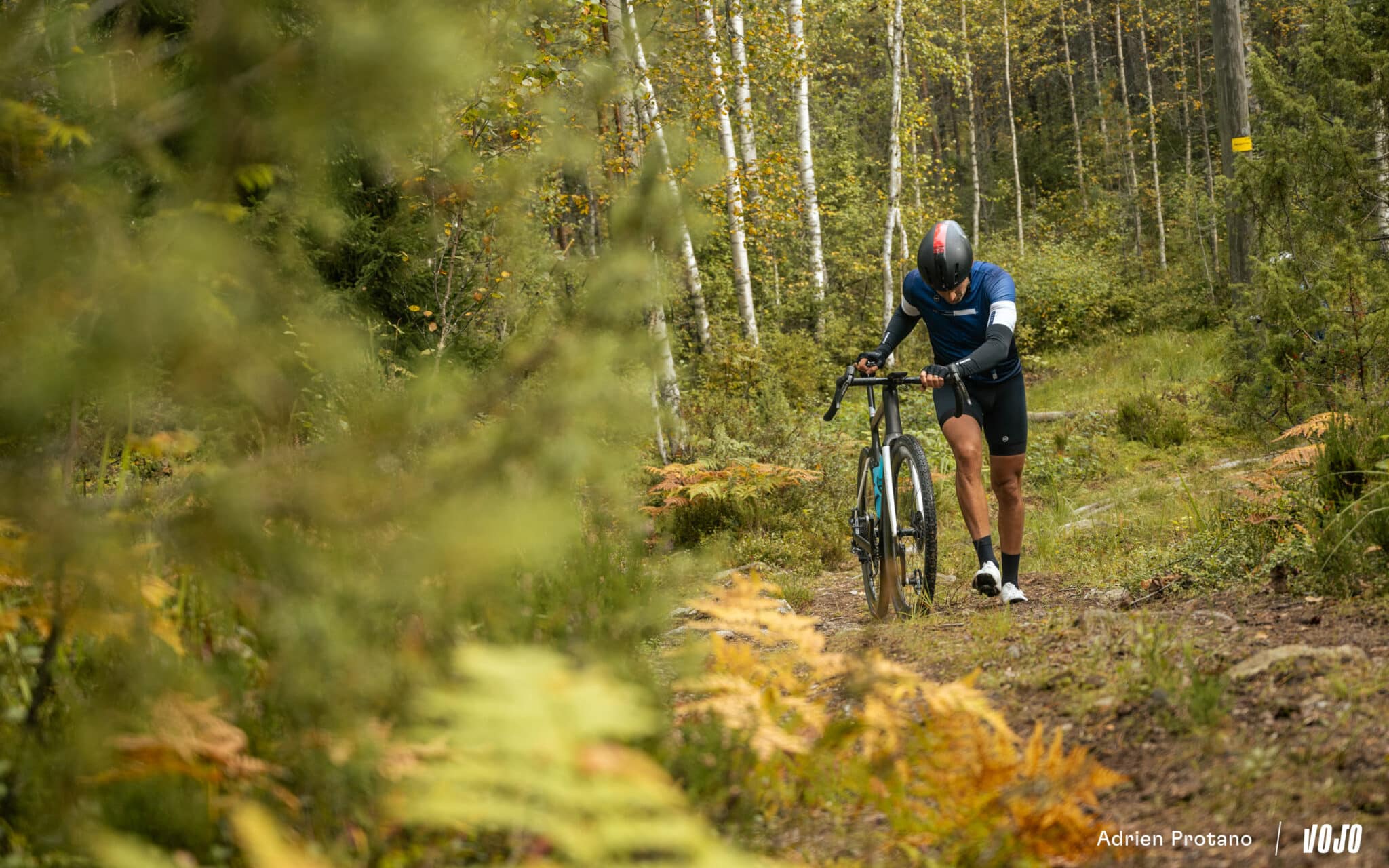 https://www.vojomag.nl/app/uploads/2025/09/Nordic Gravel Series Lathi Falling Leaves Gravel test avis comparaison Vojo nouveaute La Cluzaz A.Protano 1 31 2048x1280.jpg